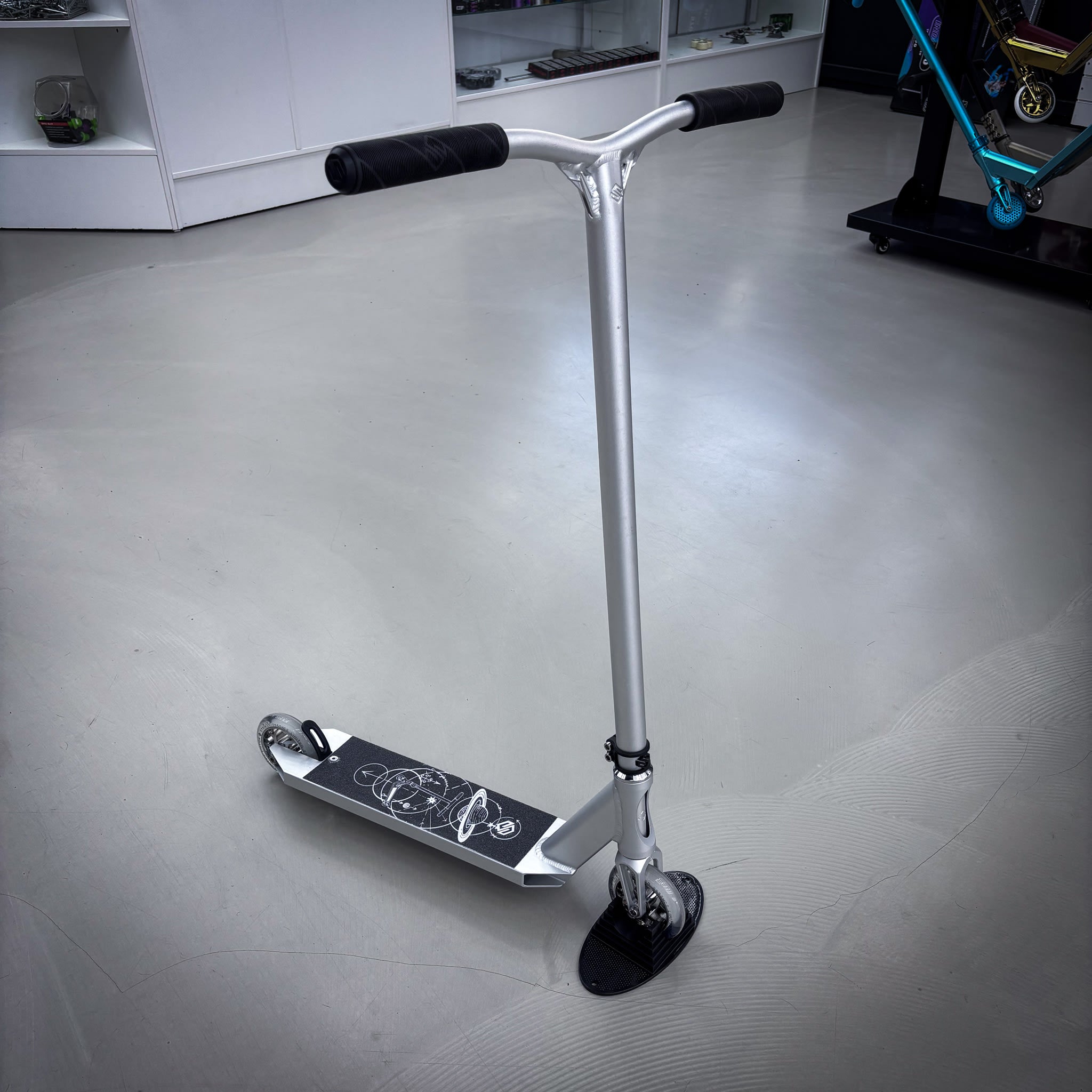 Striker Full Silver Custom Build - Silver-ScootWorld.de