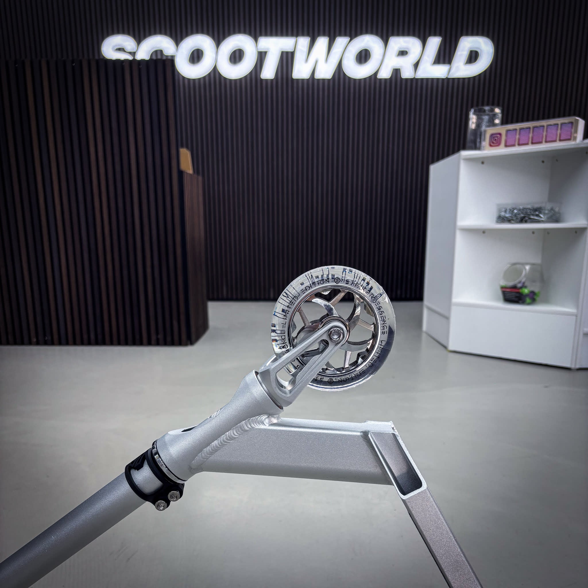 Striker Full Silver Custom Build - Silver-ScootWorld.de