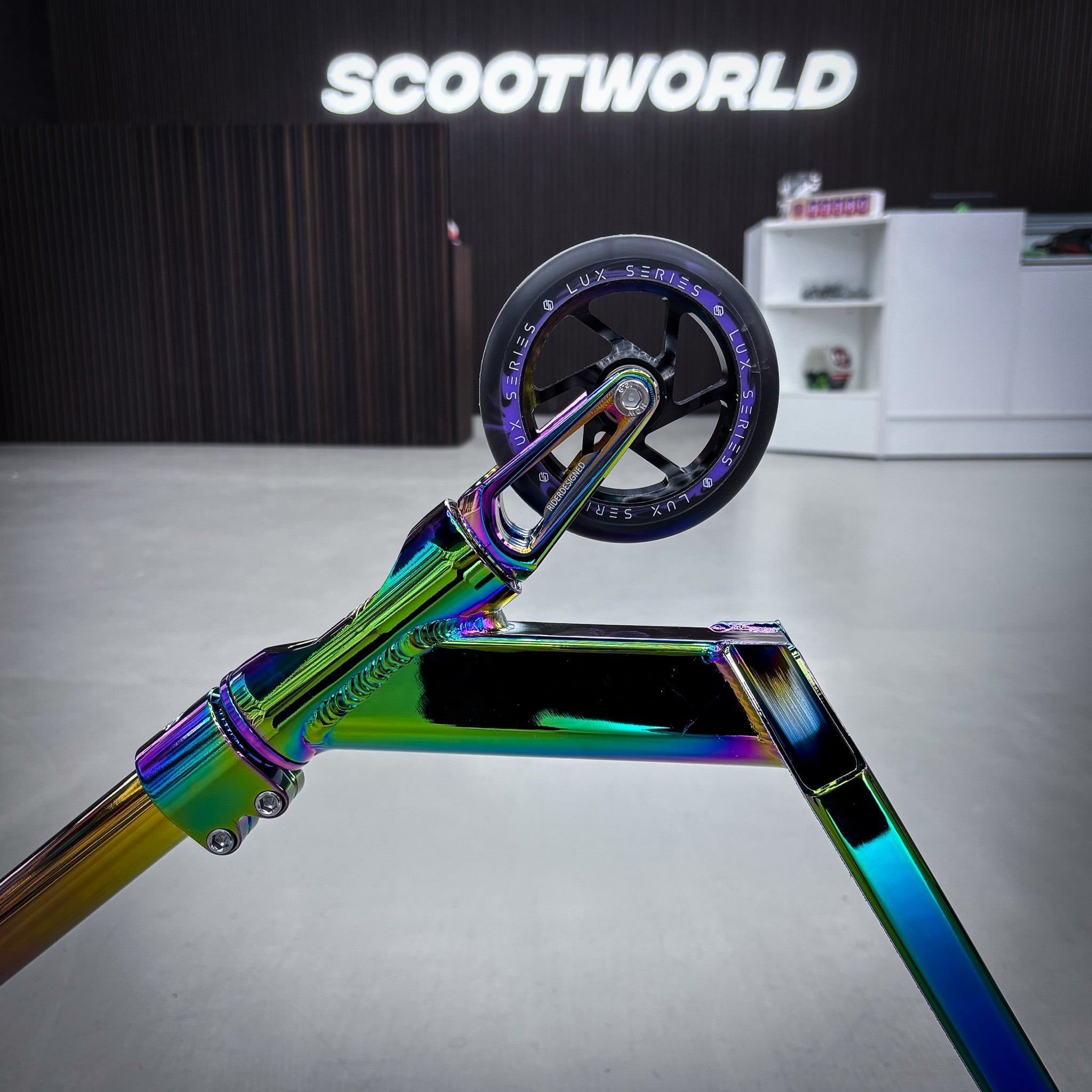 Striker Full Rainbow Custom Build - Rainbow-ScootWorld.de