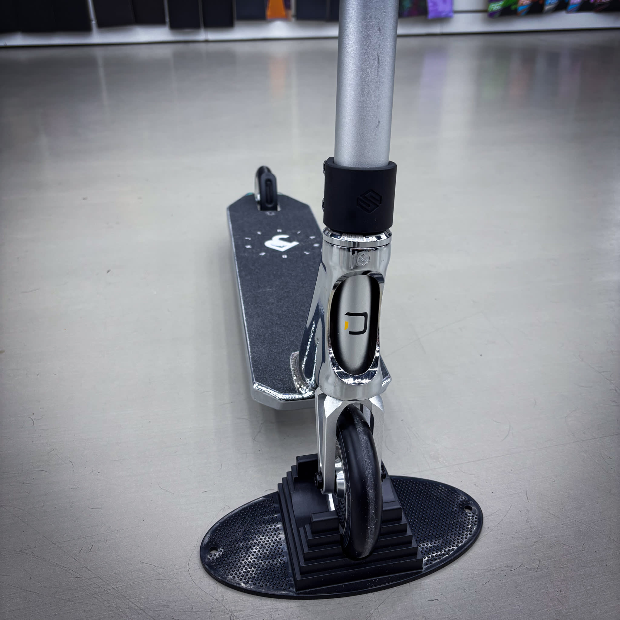 Striker BenJ Silver Custom Build - Silver-ScootWorld.de