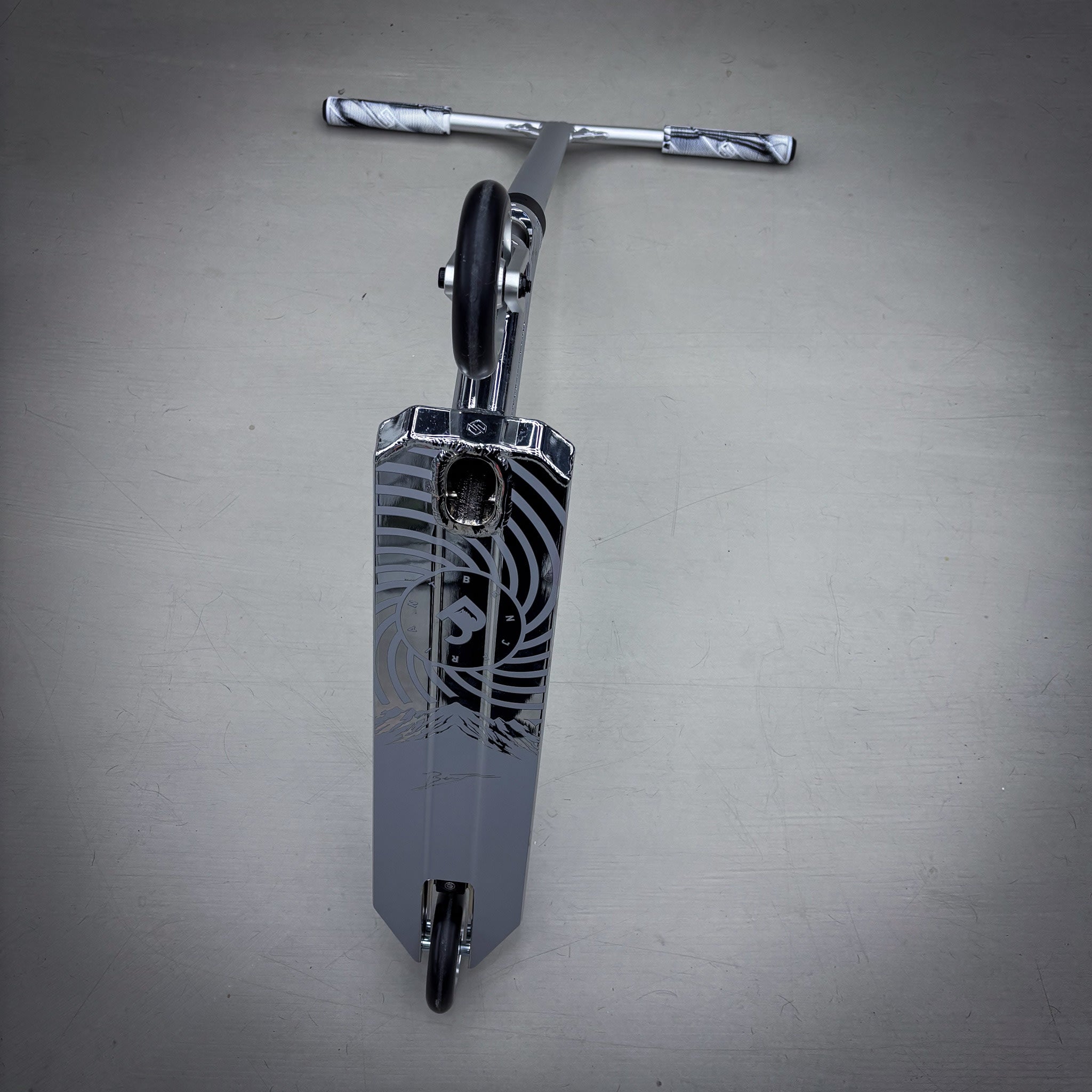 Striker BenJ Silver Custom Build - Silver-ScootWorld.de