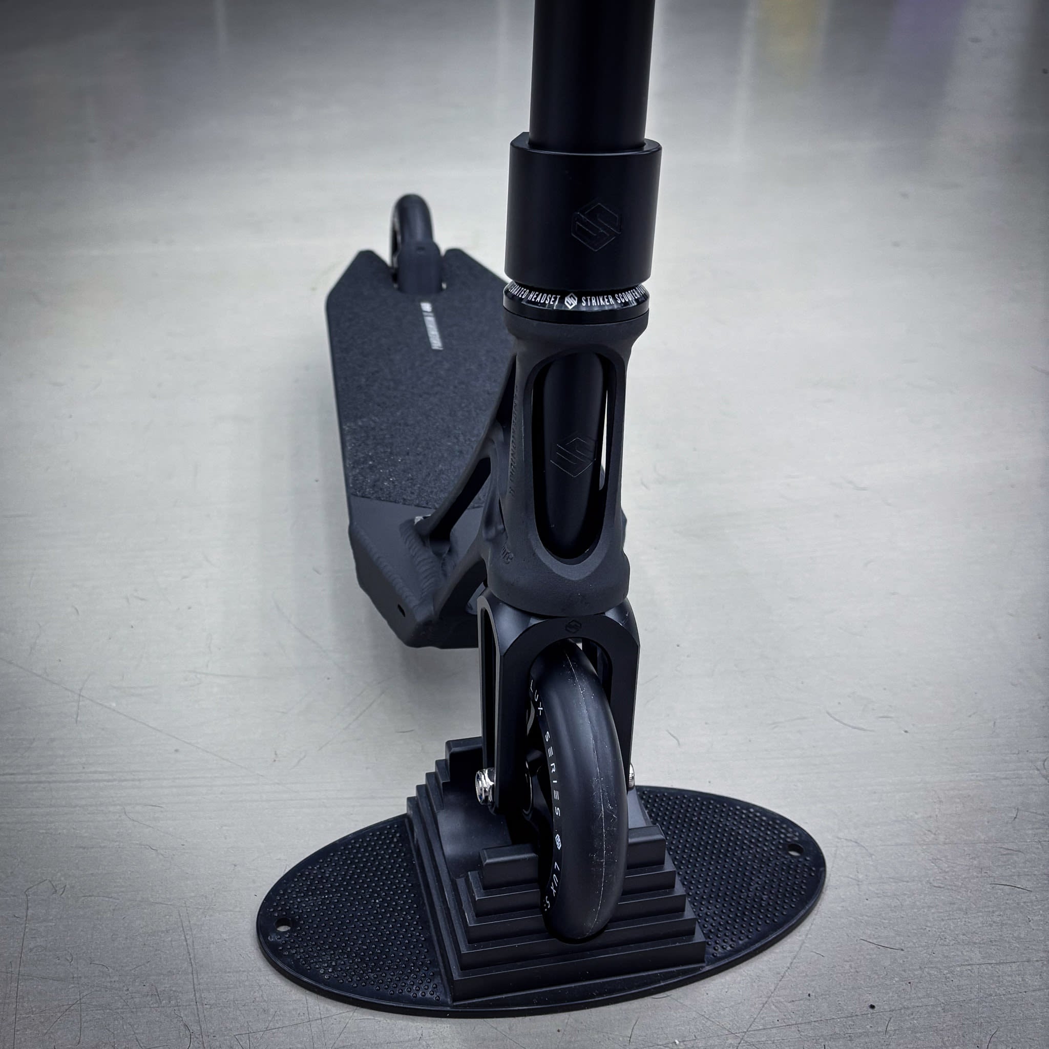 Striker Pande Black 460 Custom Build - Black-ScootWorld.de