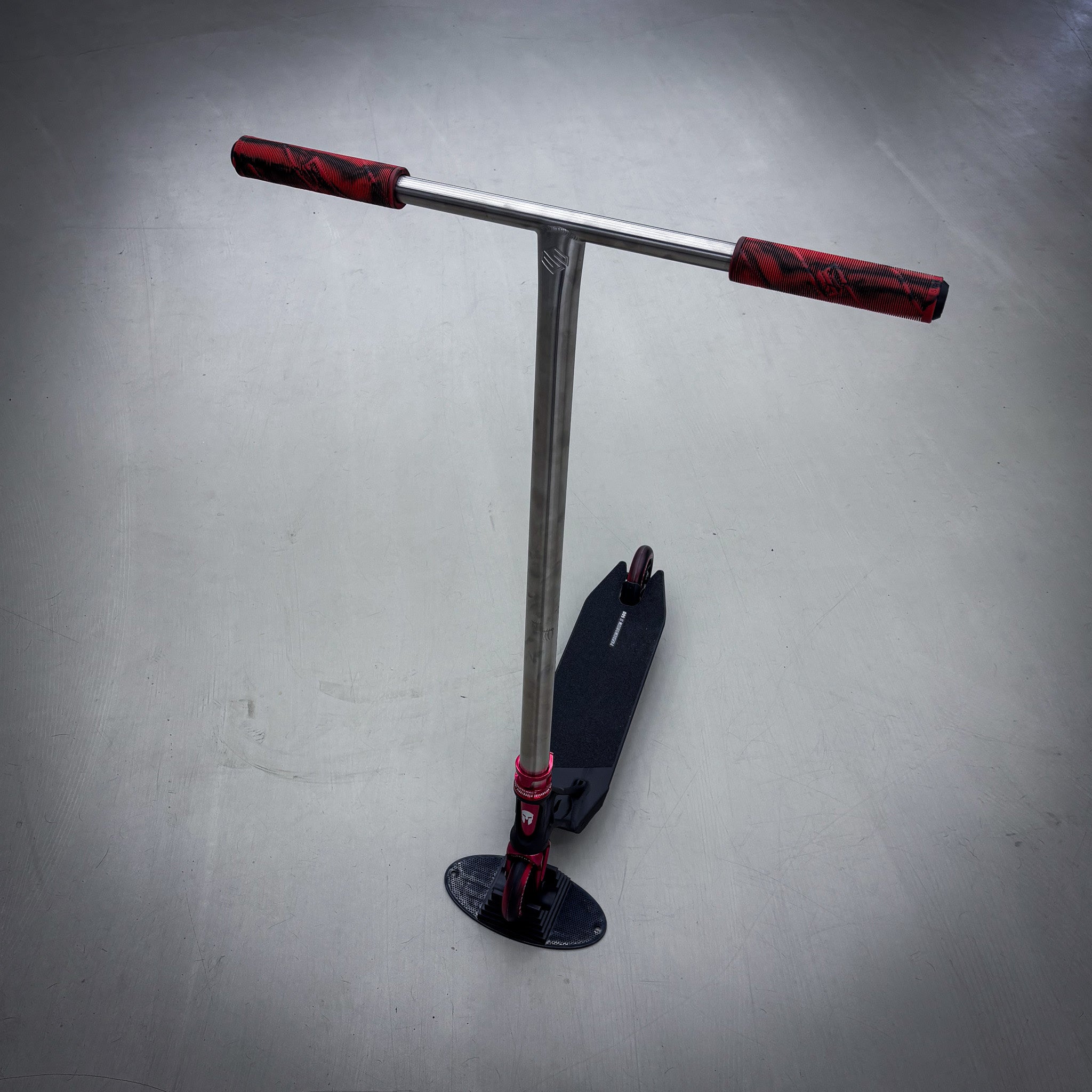 Striker Titan Pande Red Custom Build - Schwarz/Rot/Silber-ScootWorld.de
