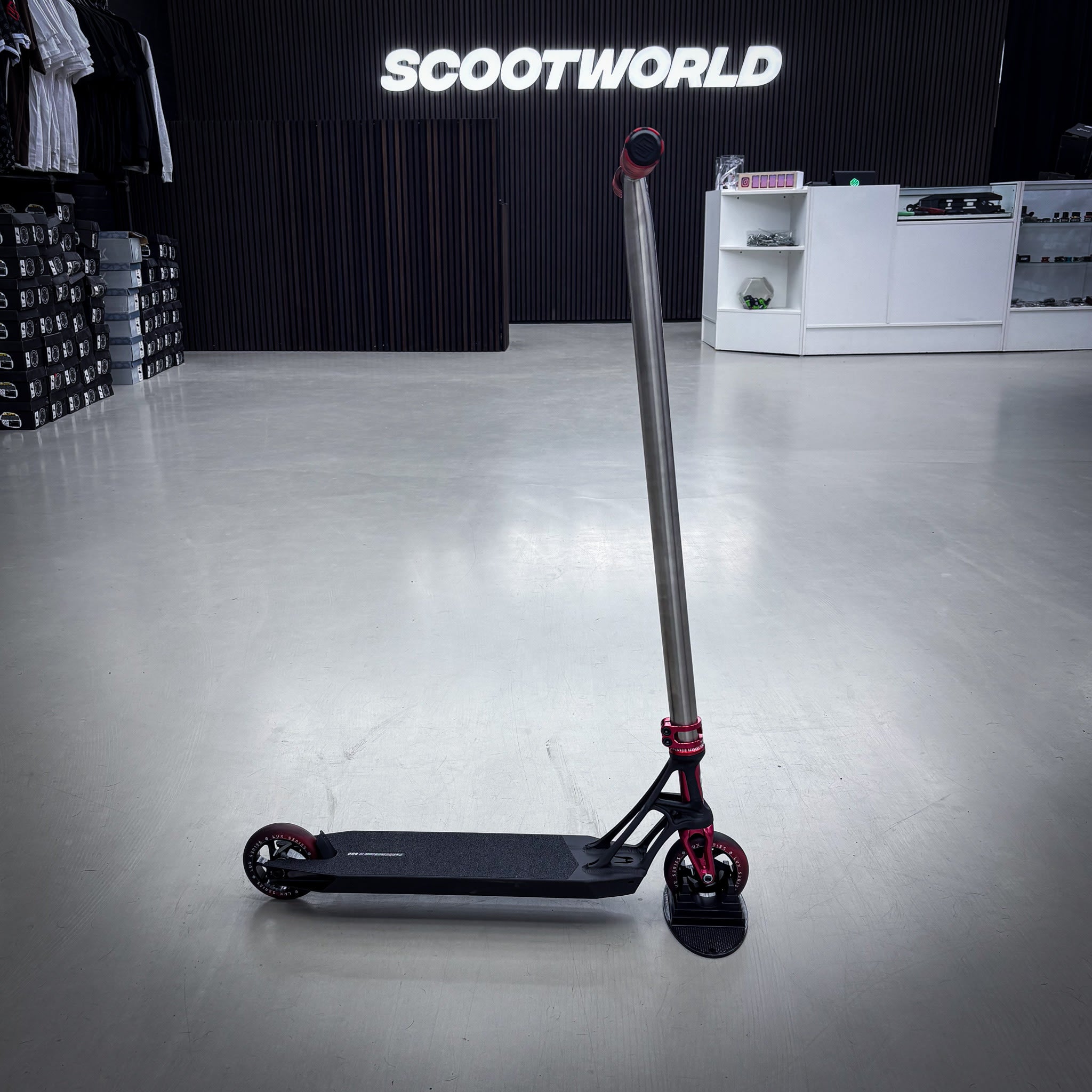 Striker Titan Pande Red Custom Build - Schwarz/Rot/Silber-ScootWorld.de