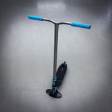 Striker Titan Bend Pande Custom Build - Schwarz/Türkis/Silber-ScootWorld.de