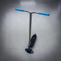 Striker Titan Bend Pande Custom Build - Schwarz/Türkis/Silber-ScootWorld.de