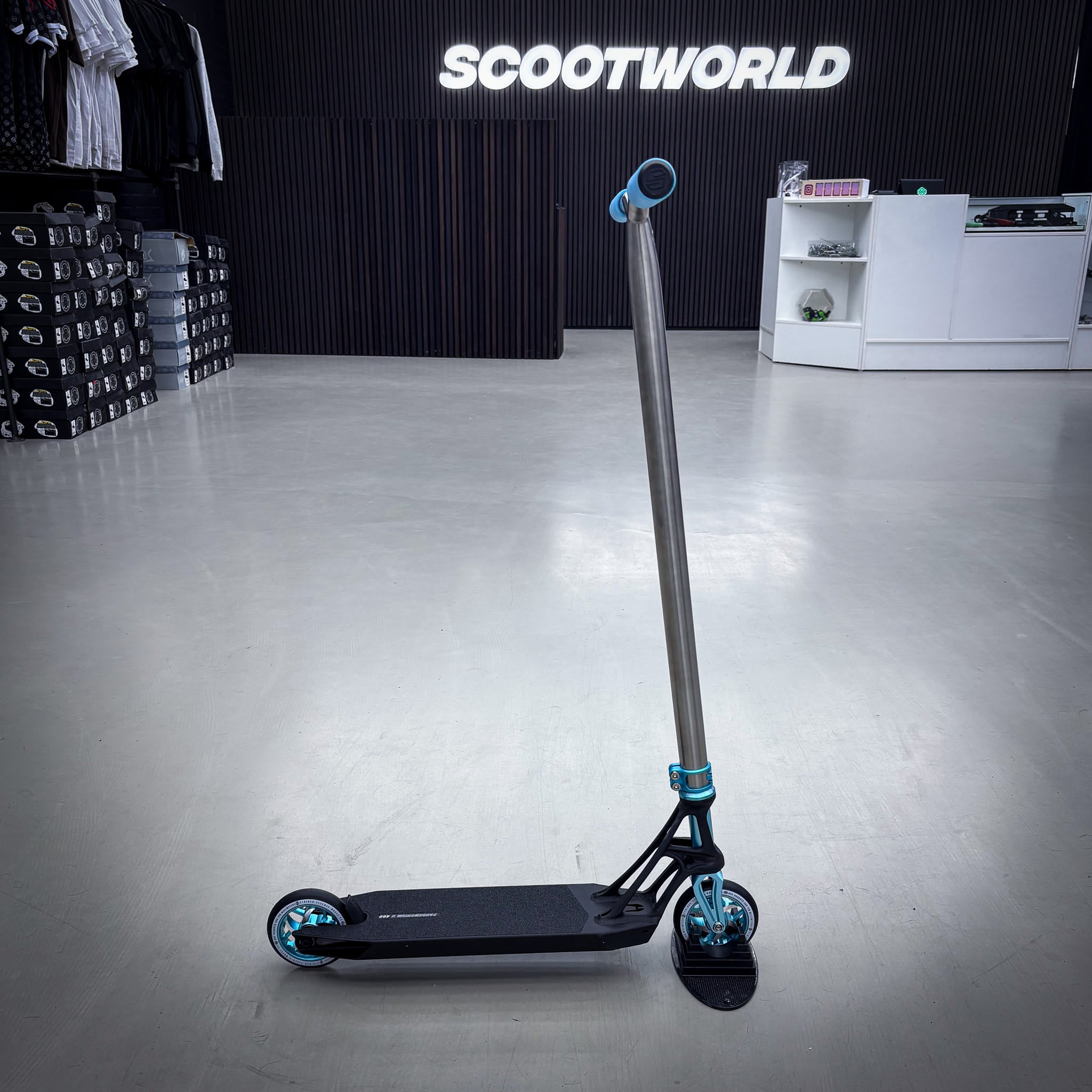 Striker Titan Bend Pande Custom Build - Schwarz/Türkis/Silber-ScootWorld.de