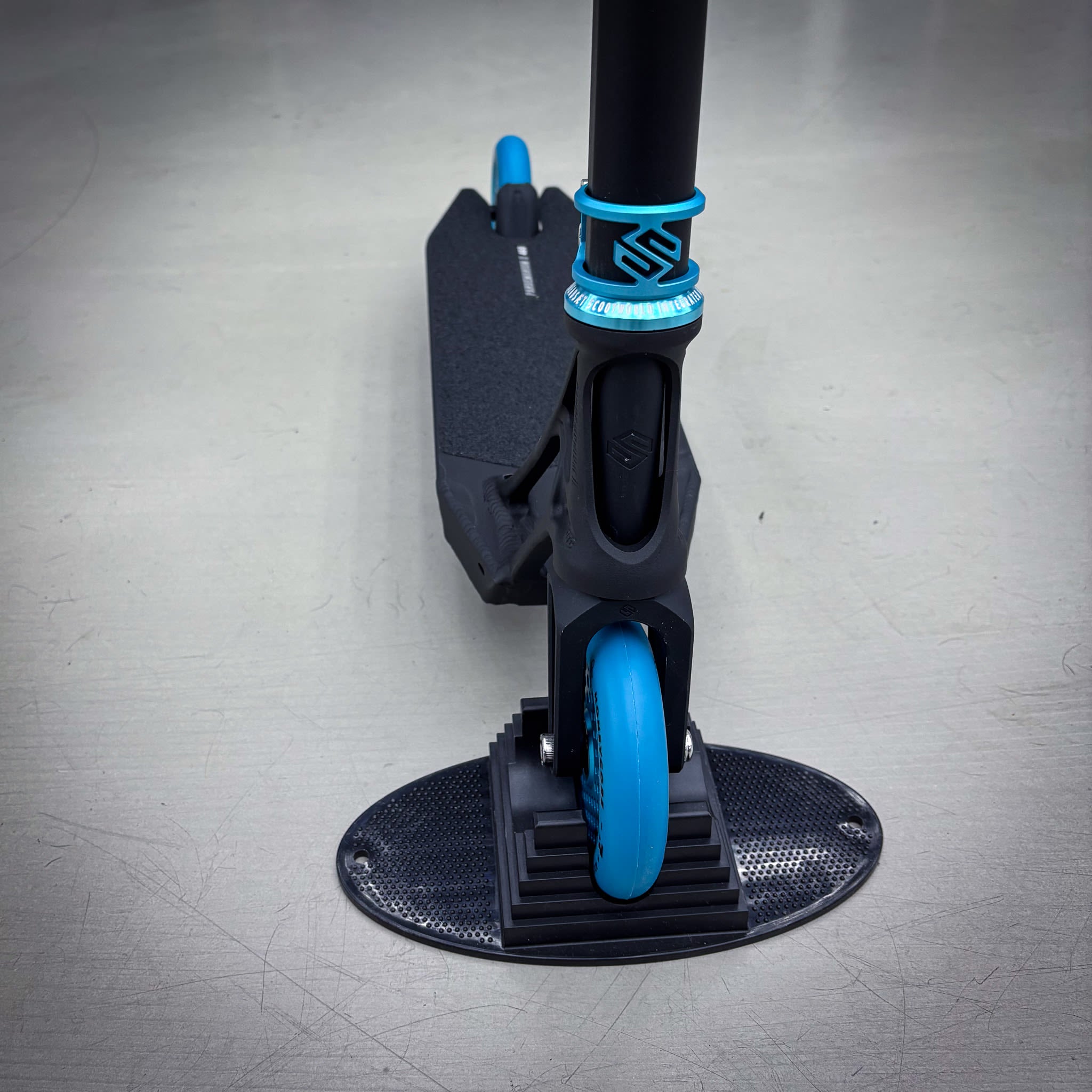 Striker Pande Lightweight 2 Custom Build - Schwarz/Türkis-ScootWorld.de