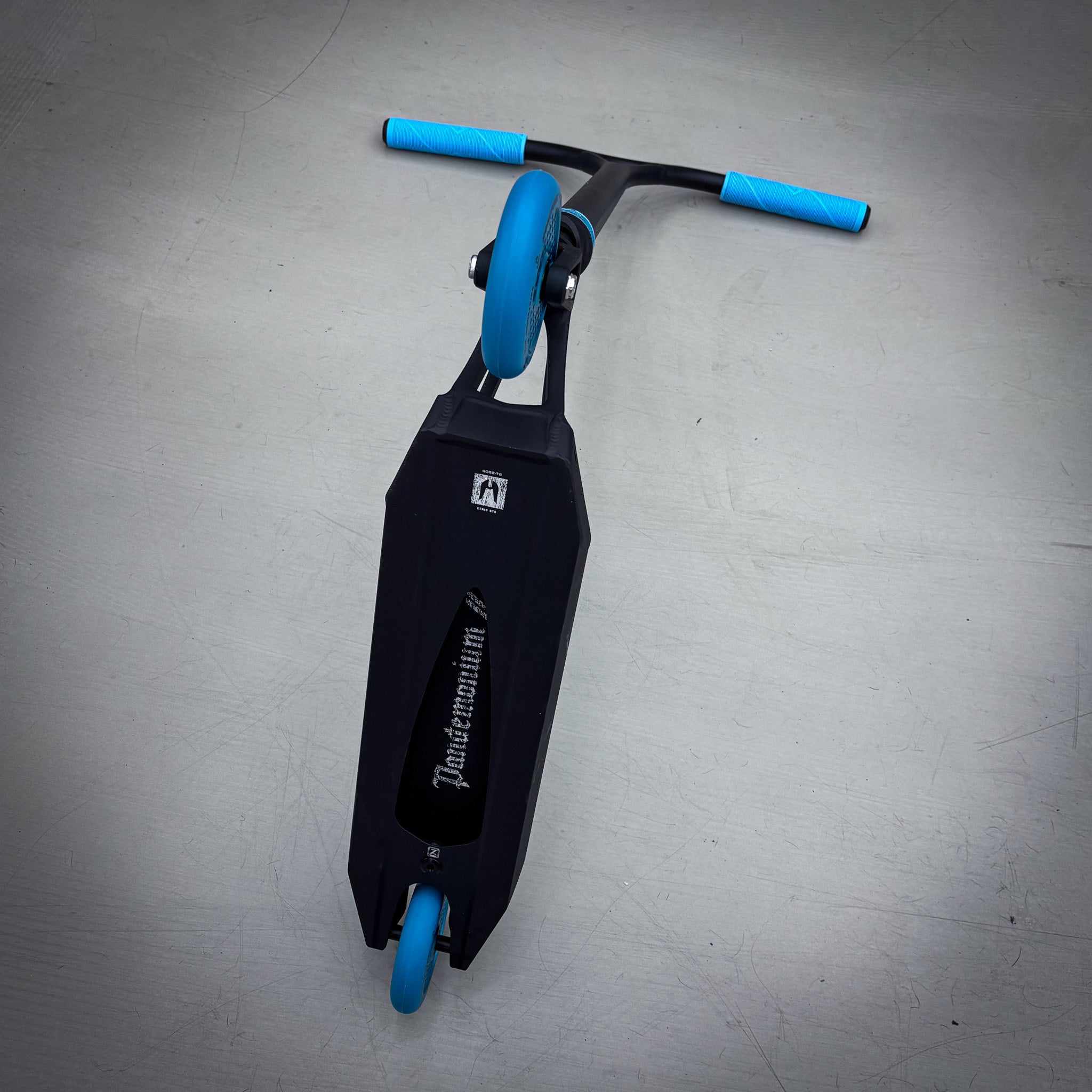 Striker Pande Lightweight 2 Custom Build - Schwarz/Türkis-ScootWorld.de