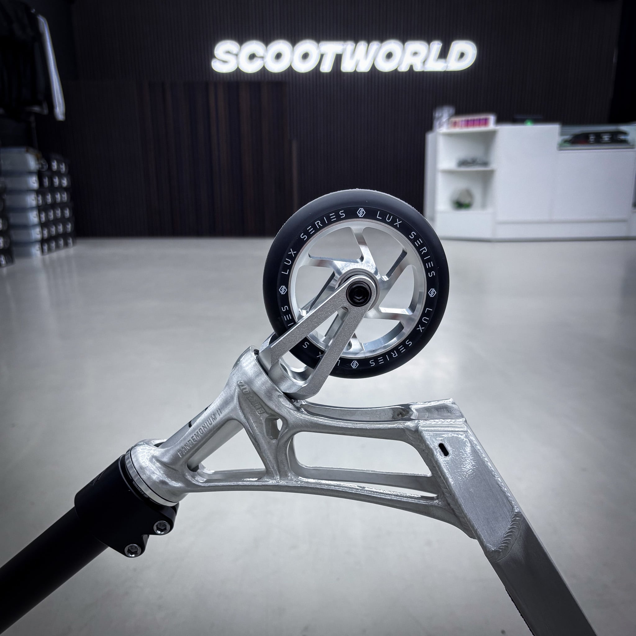 Striker Pande Black/Silver Custom Build - Schwarz/Silber-ScootWorld.de