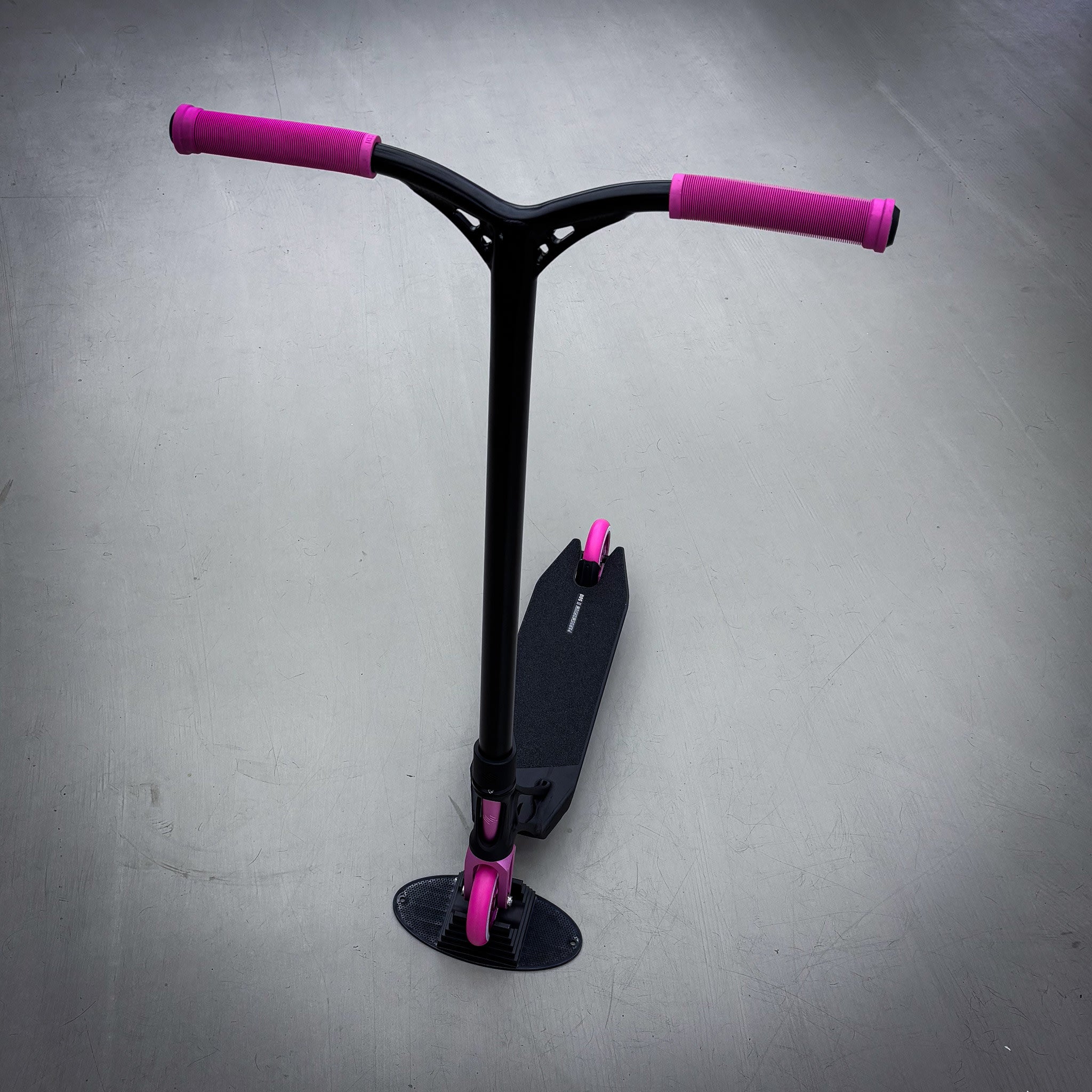 Striker Pande Black/Pink Custom Build - Schwarz/Rosa-ScootWorld.de