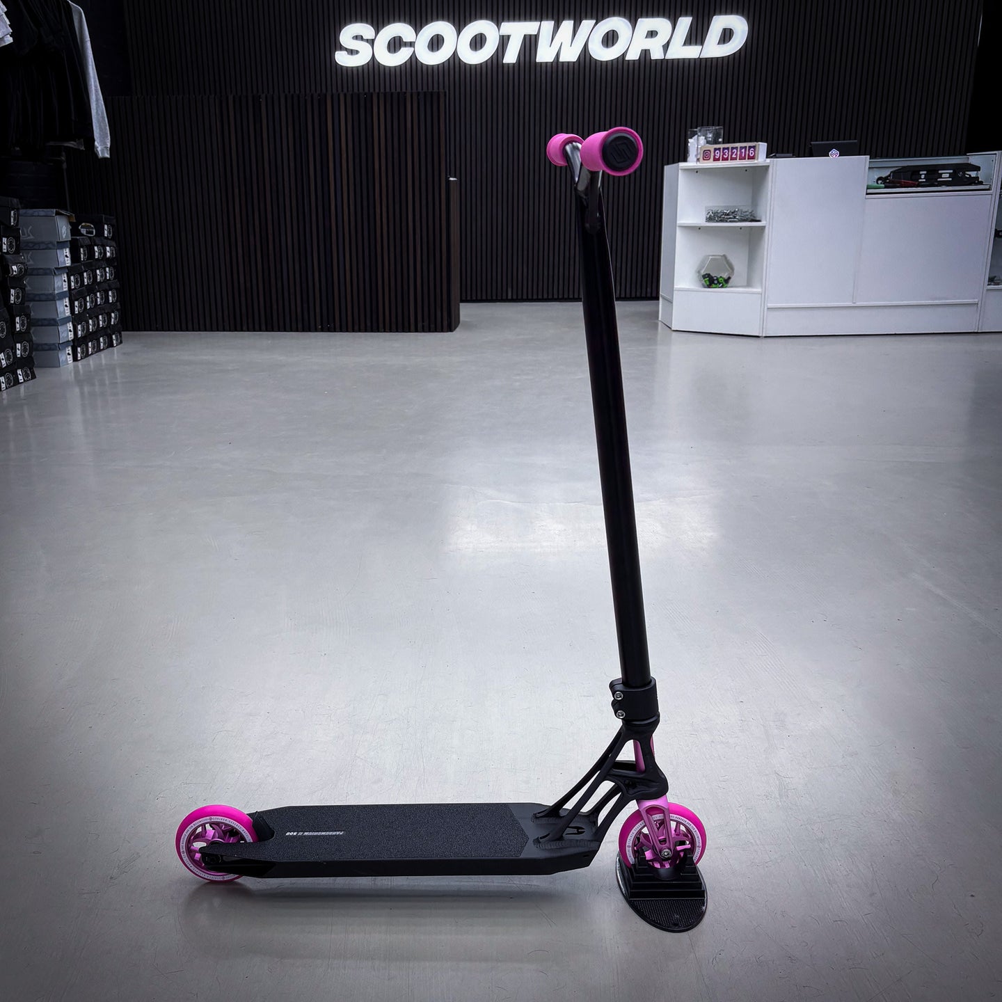 Striker Pande Black/Pink Custom Build - Schwarz/Rosa-ScootWorld.de