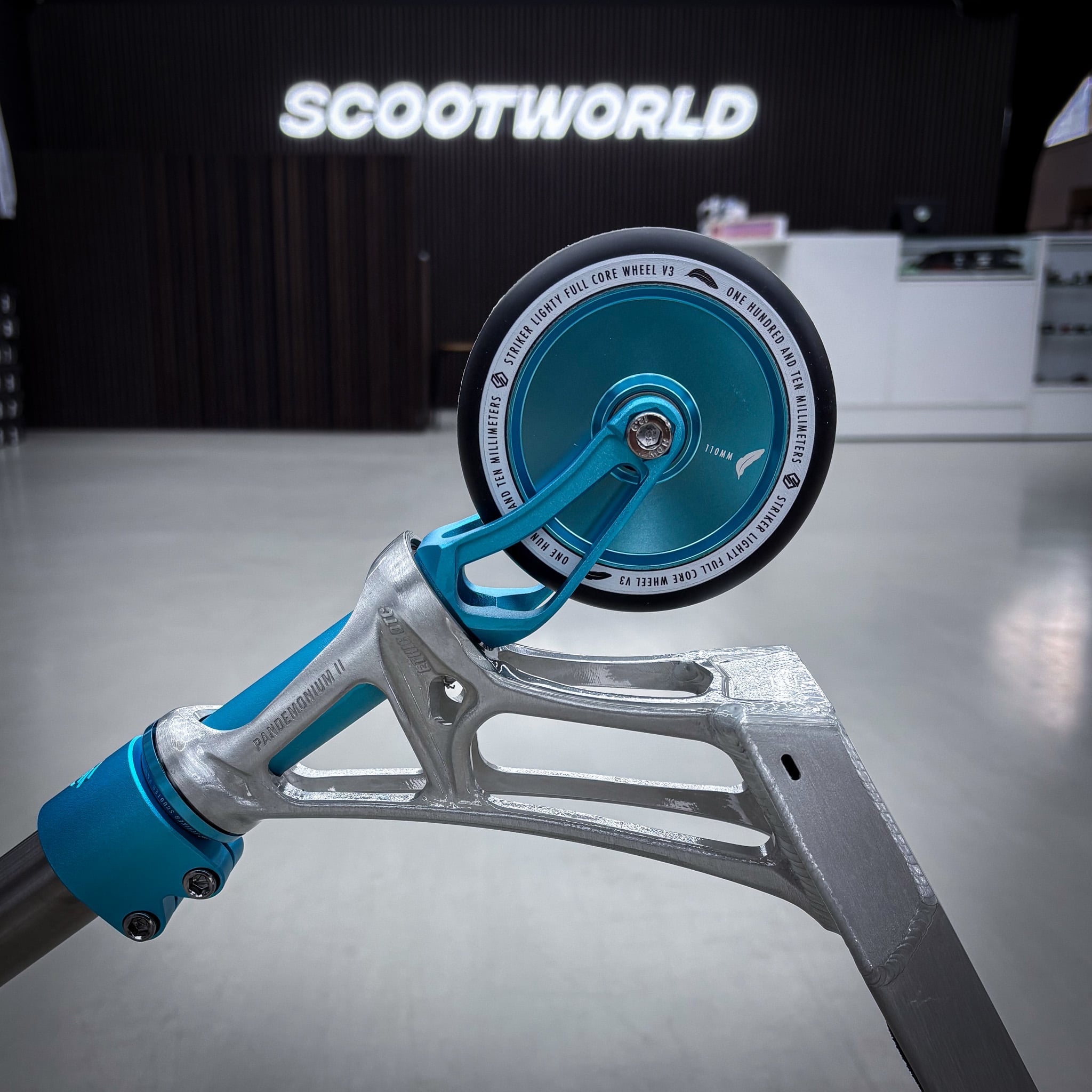 Striker Titan Pande Silver Teal Custom Build - Silber/Türkis-ScootWorld.de