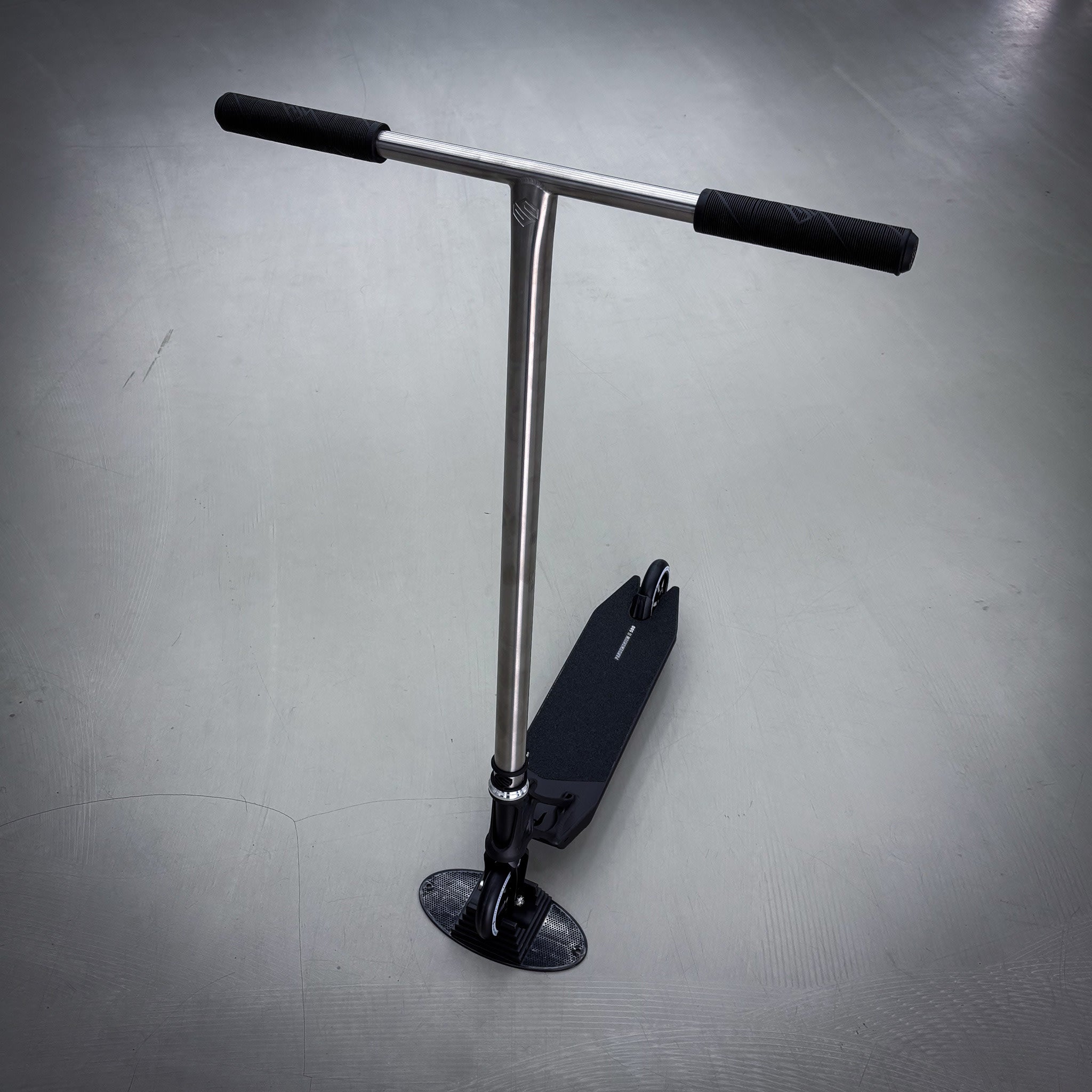 Striker Titan Pande Black Silver Custom Build - Schwarz/Silber-ScootWorld.de