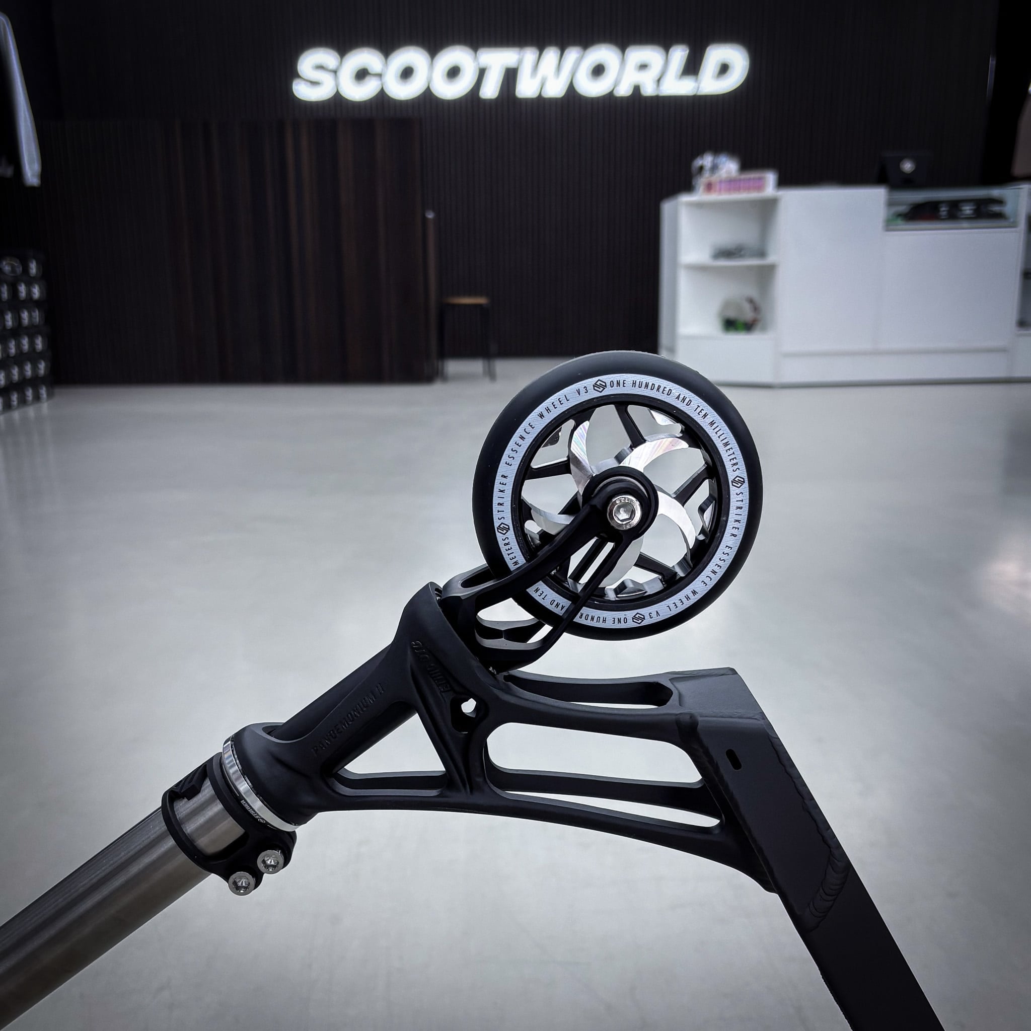 Striker Titan Pande Black Silver Custom Build - Schwarz/Silber-ScootWorld.de