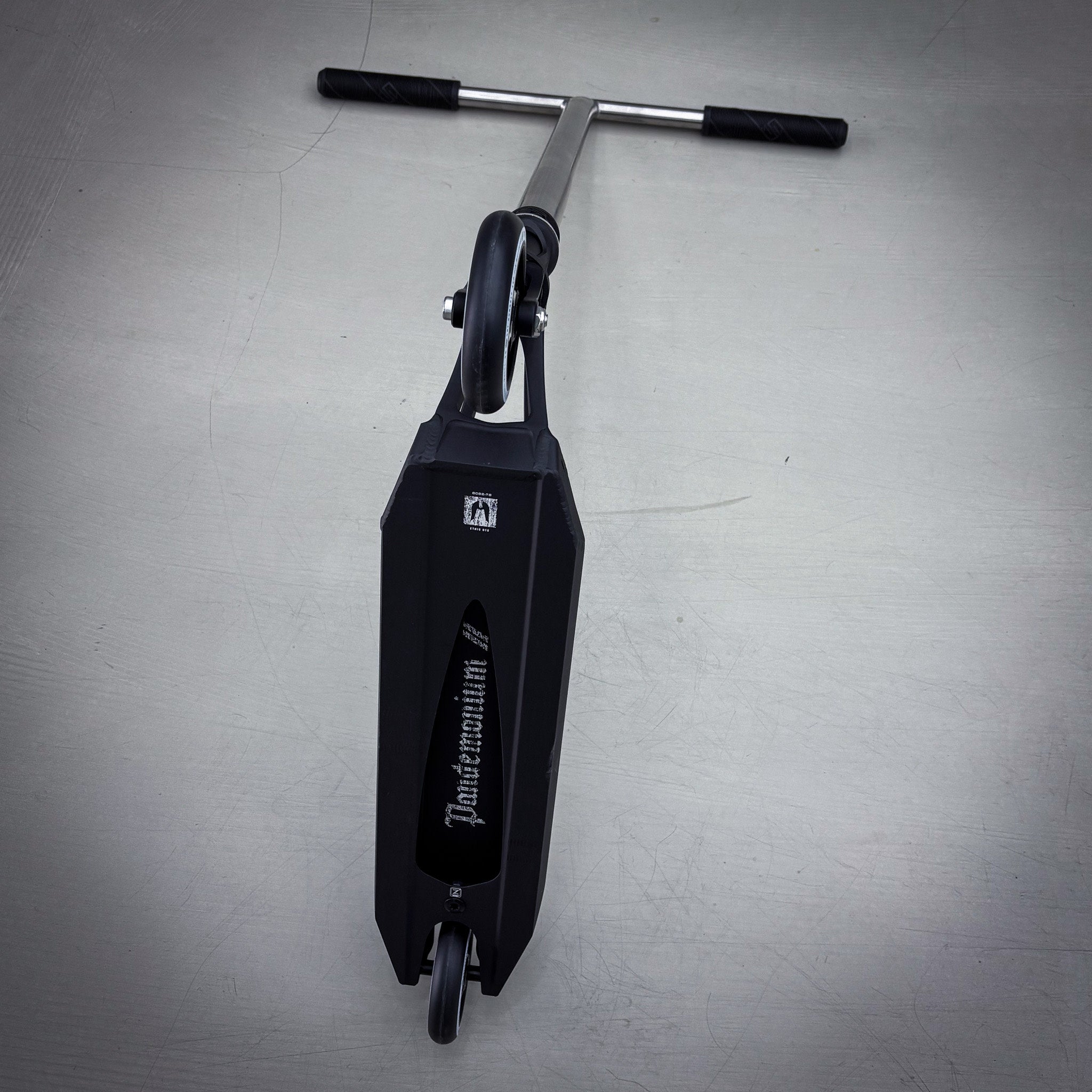 Striker Titan Pande Black Silver Custom Build - Schwarz/Silber-ScootWorld.de