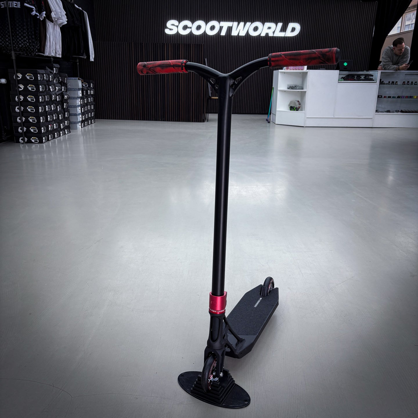 Striker Pande Black/Red Custom Build - Schwarz/Rot-ScootWorld.de