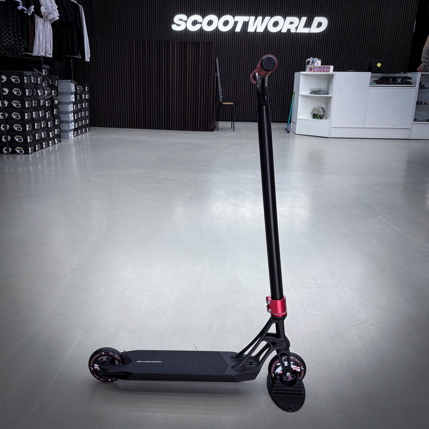 Striker Pande Black/Red Custom Build - Schwarz/Rot-ScootWorld.de