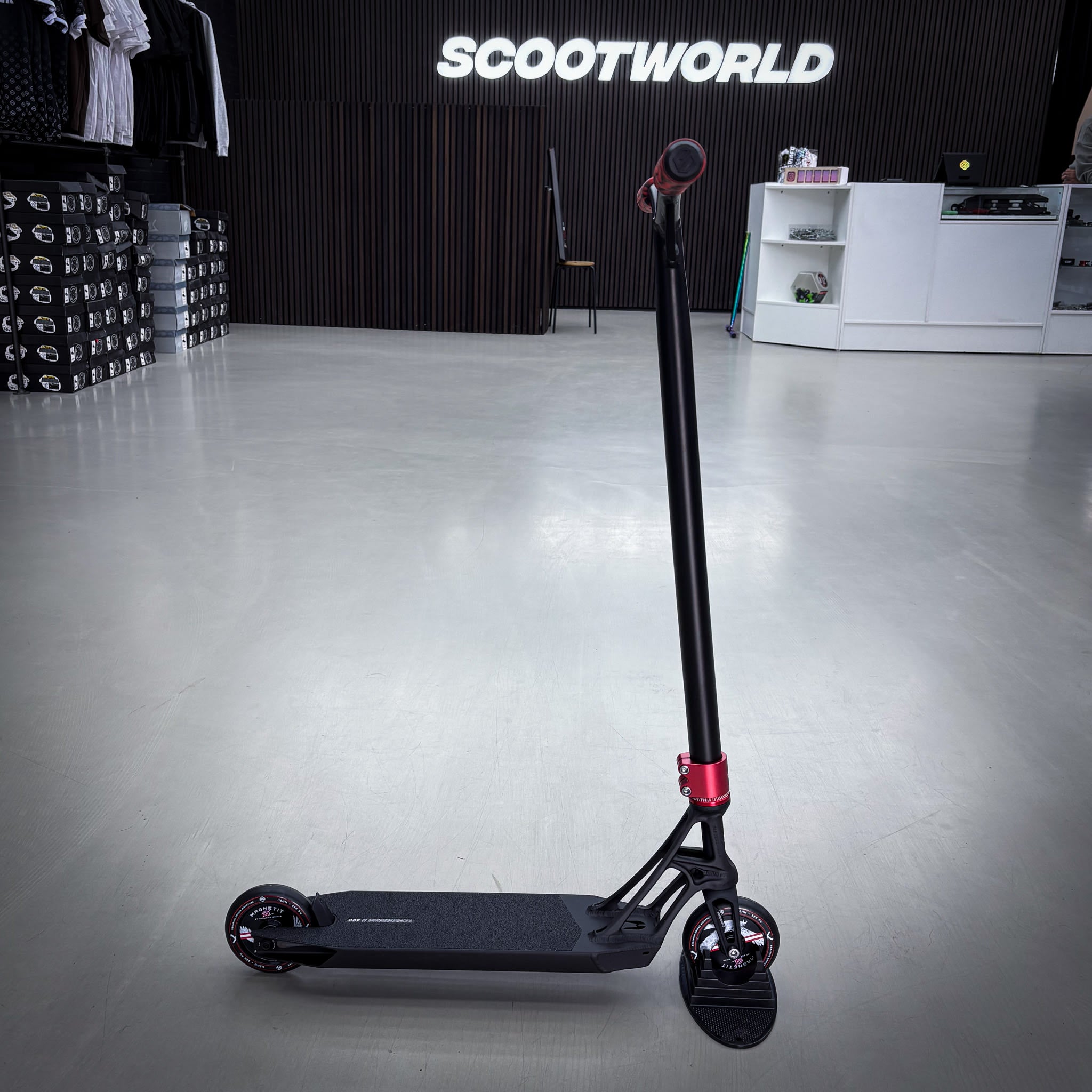 Striker Pande Black/Red Custom Build - Schwarz/Rot-ScootWorld.de