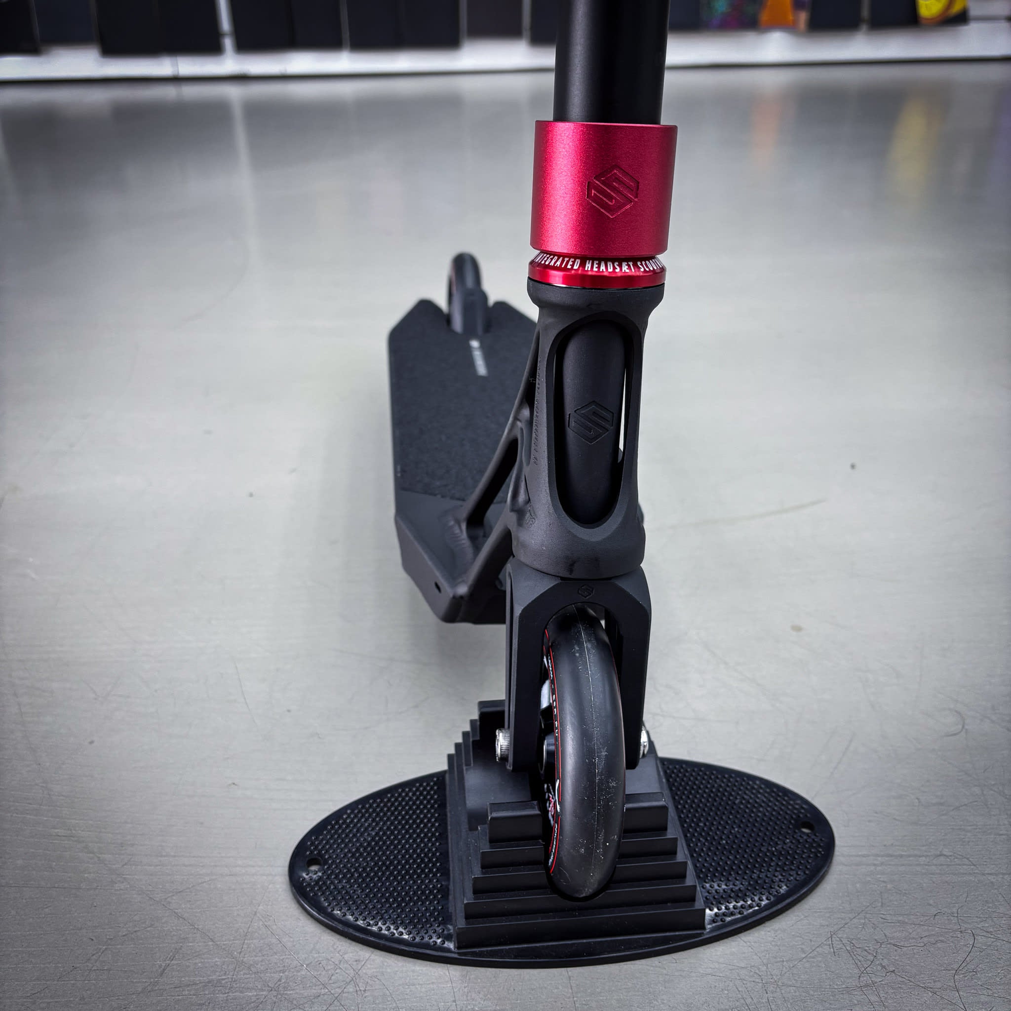 Striker Pande Black/Red Custom Build - Schwarz/Rot-ScootWorld.de