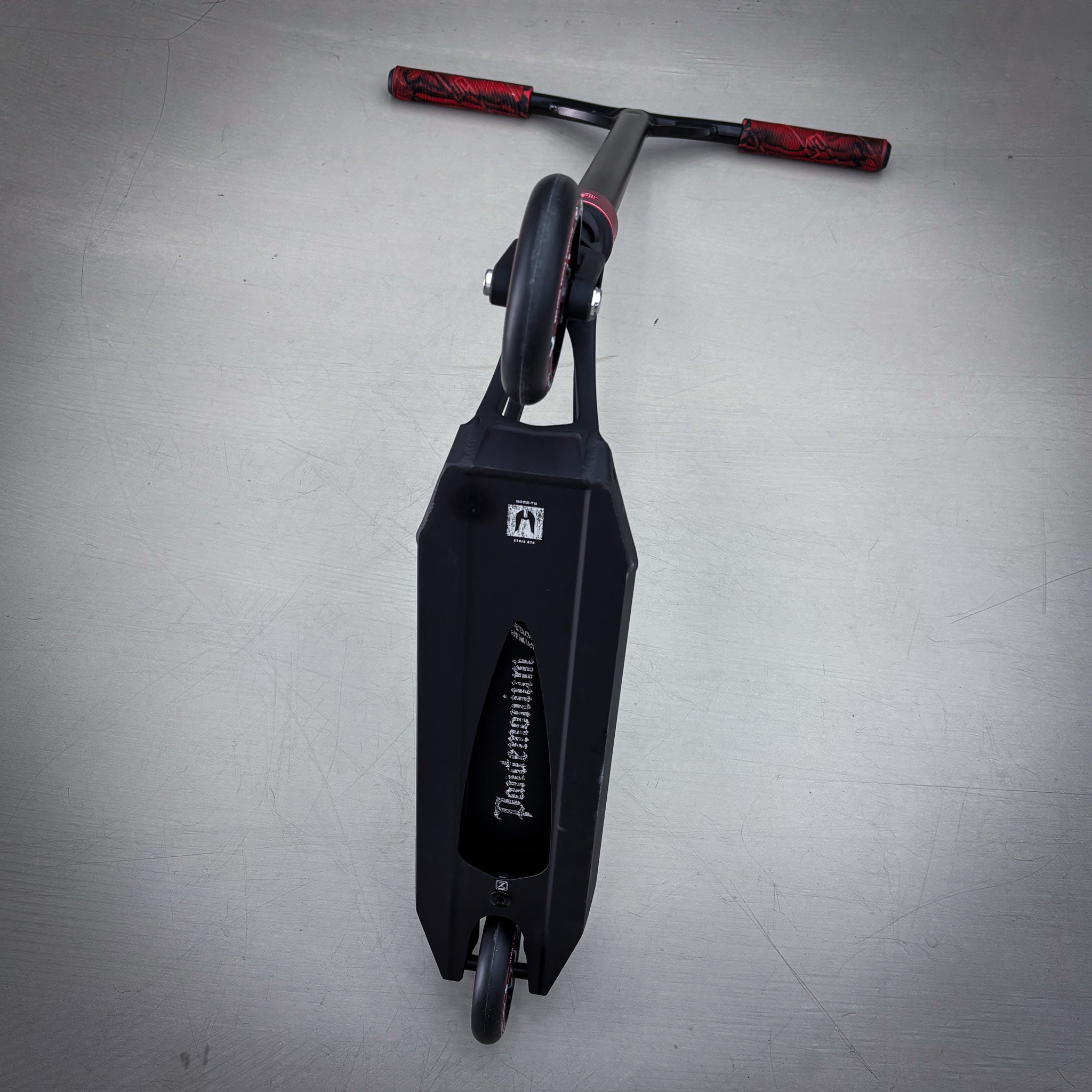 Striker Pande Black/Red Custom Build - Schwarz/Rot-ScootWorld.de