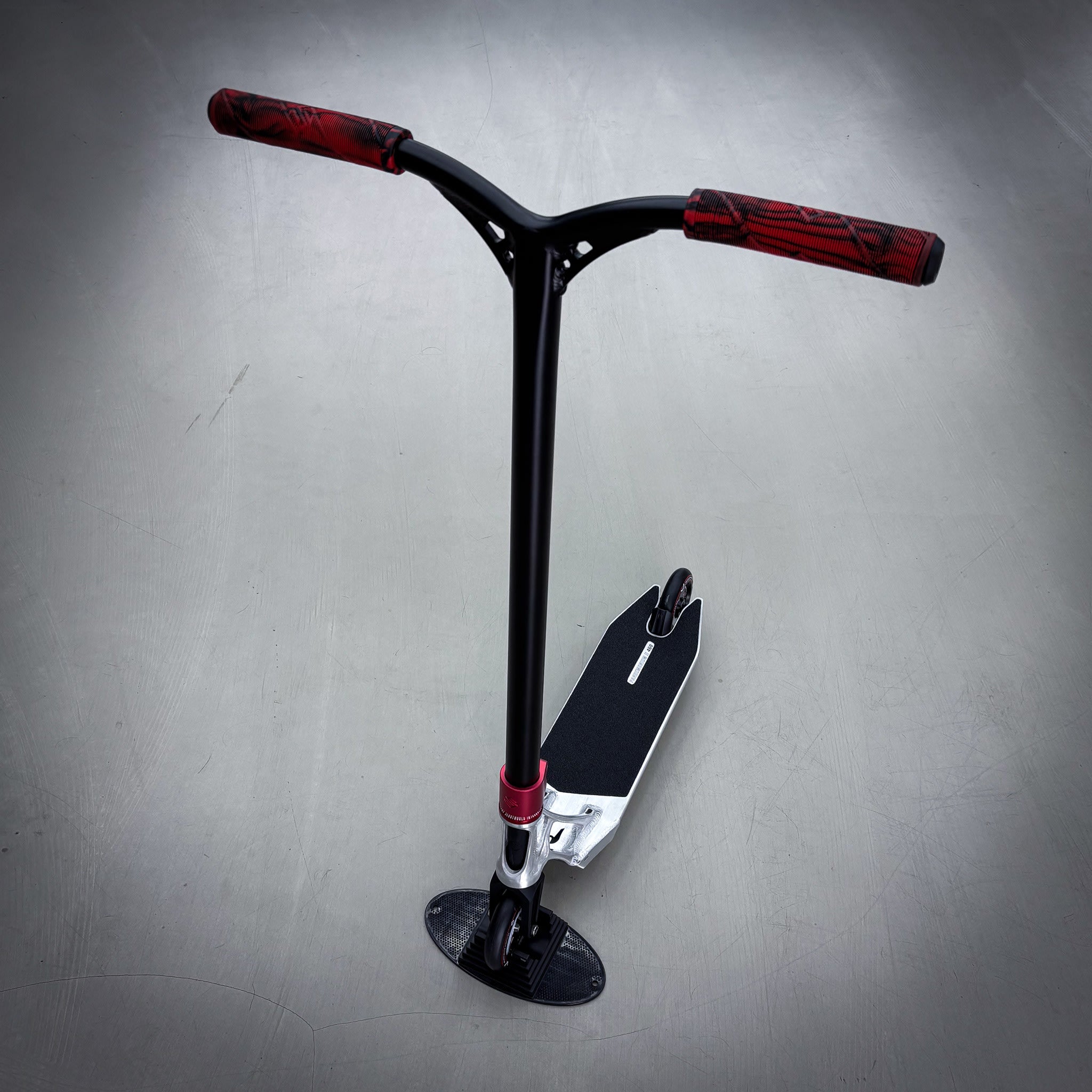 Striker Pande Silver/Black/Red Custom Build - Silber/Schwarz/Rot-ScootWorld.de