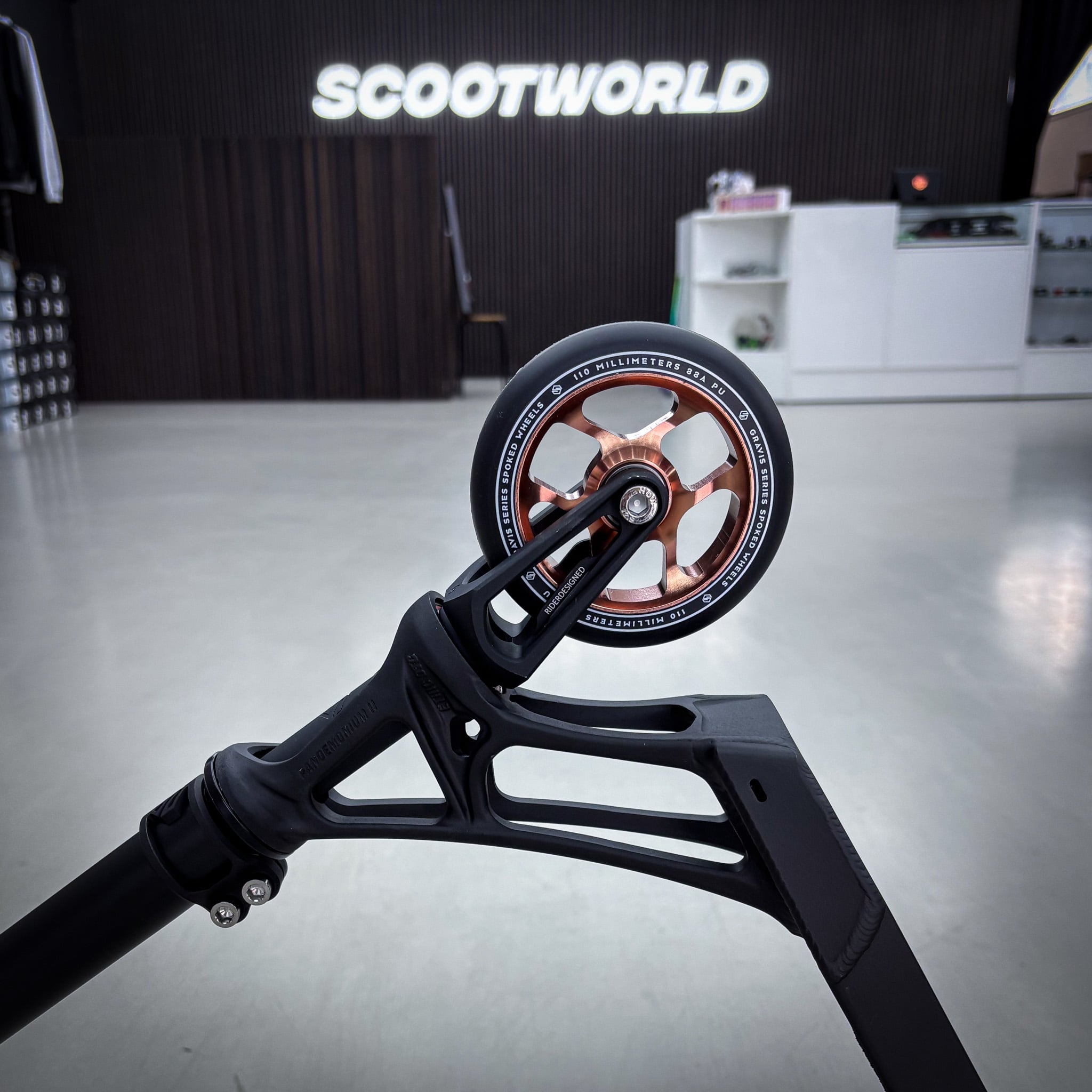Striker Pande Black Custom Build - Schwarz-ScootWorld.de