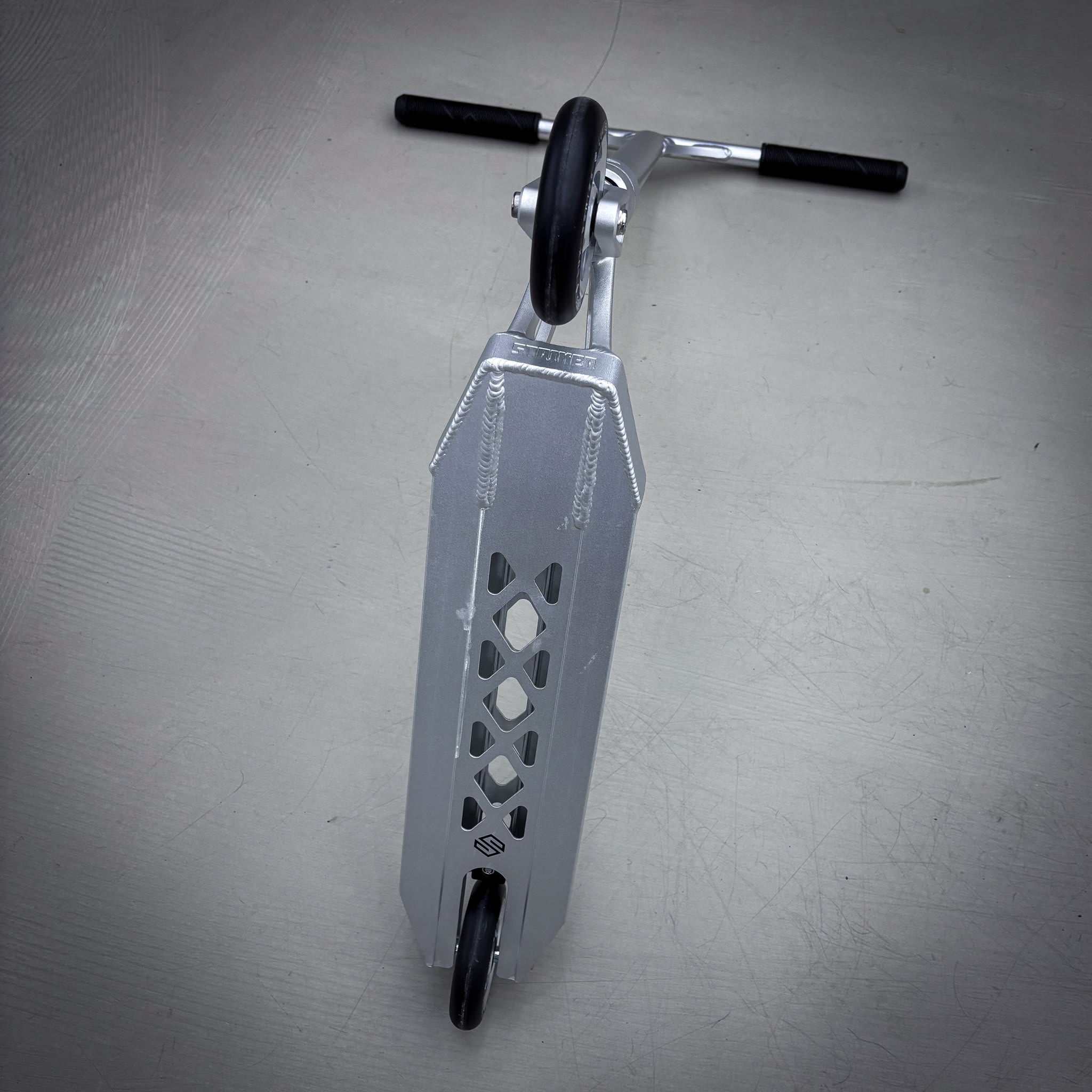 Striker Aether Silver Custom Build - Silver-ScootWorld.de