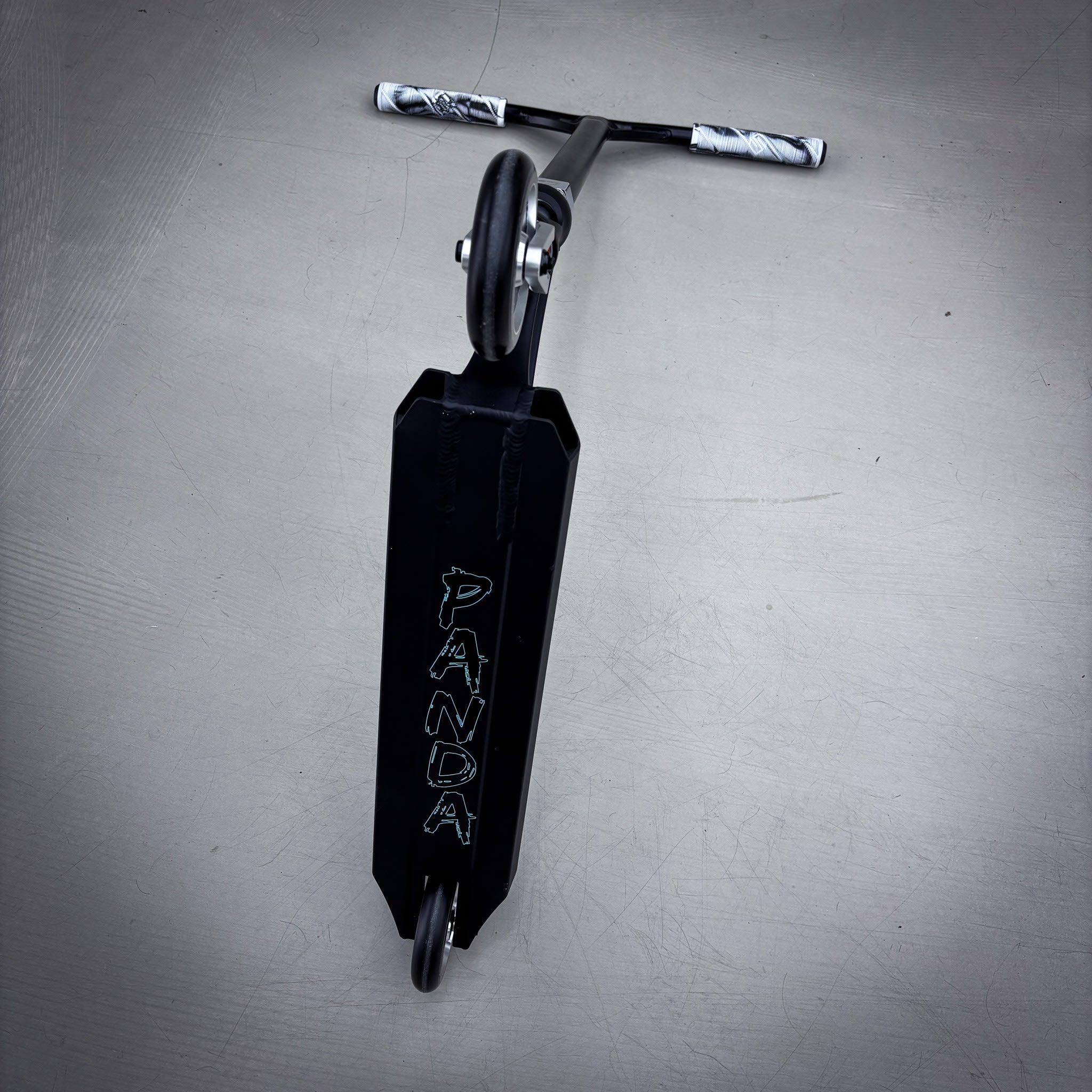 Striker Panda Freestyle Custom Build - Schwarz/Silber-ScootWorld.de