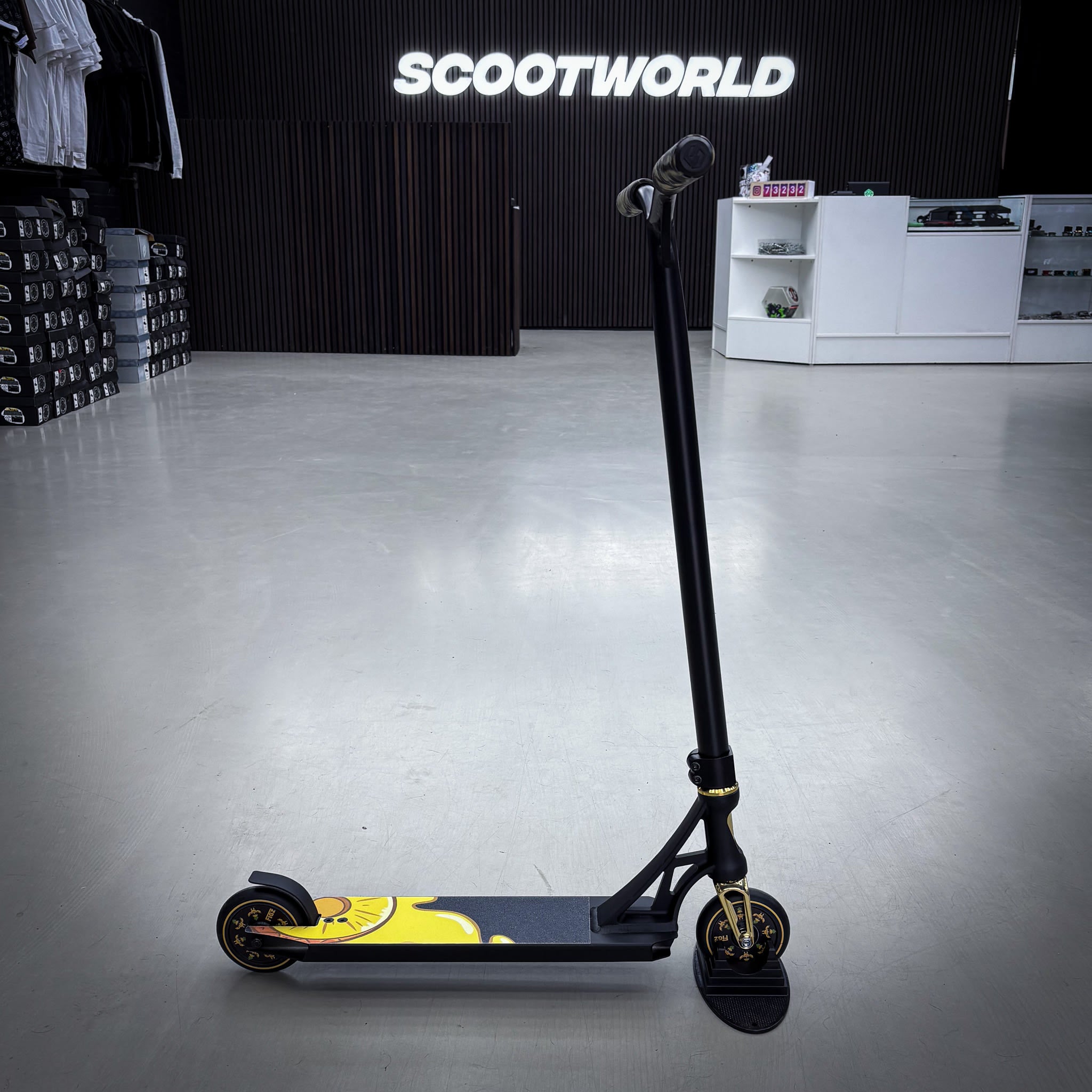 Striker Panda Freestyle Custom Build - Schwarz/Gold/Gelb-ScootWorld.de