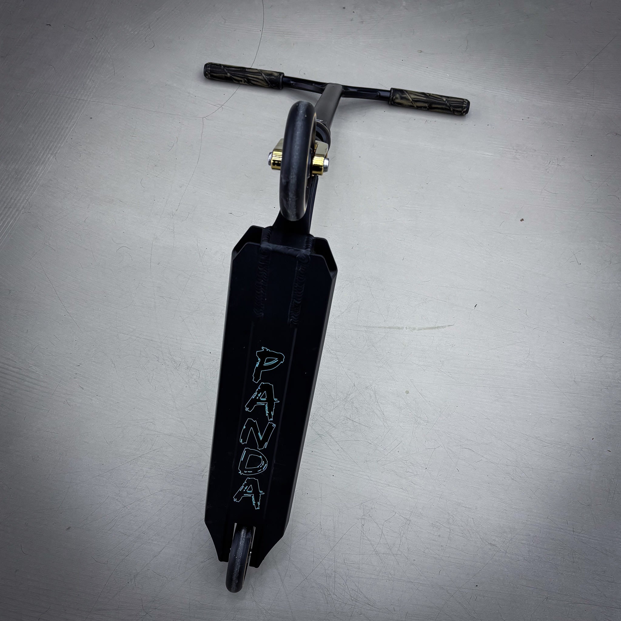 Striker Panda Freestyle Custom Build - Schwarz/Gold/Gelb-ScootWorld.de