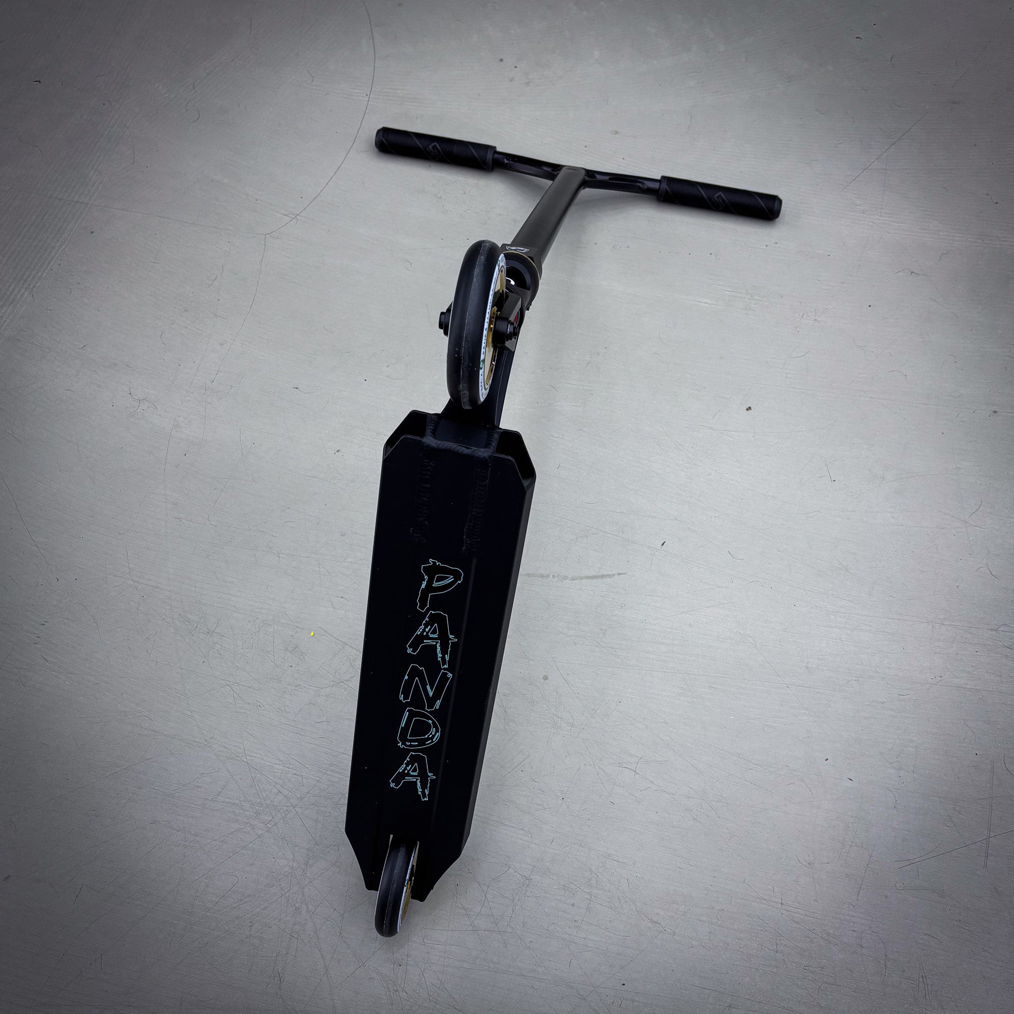 Striker Panda Freestyle Custom Build - Schwarz/Gold-ScootWorld.de