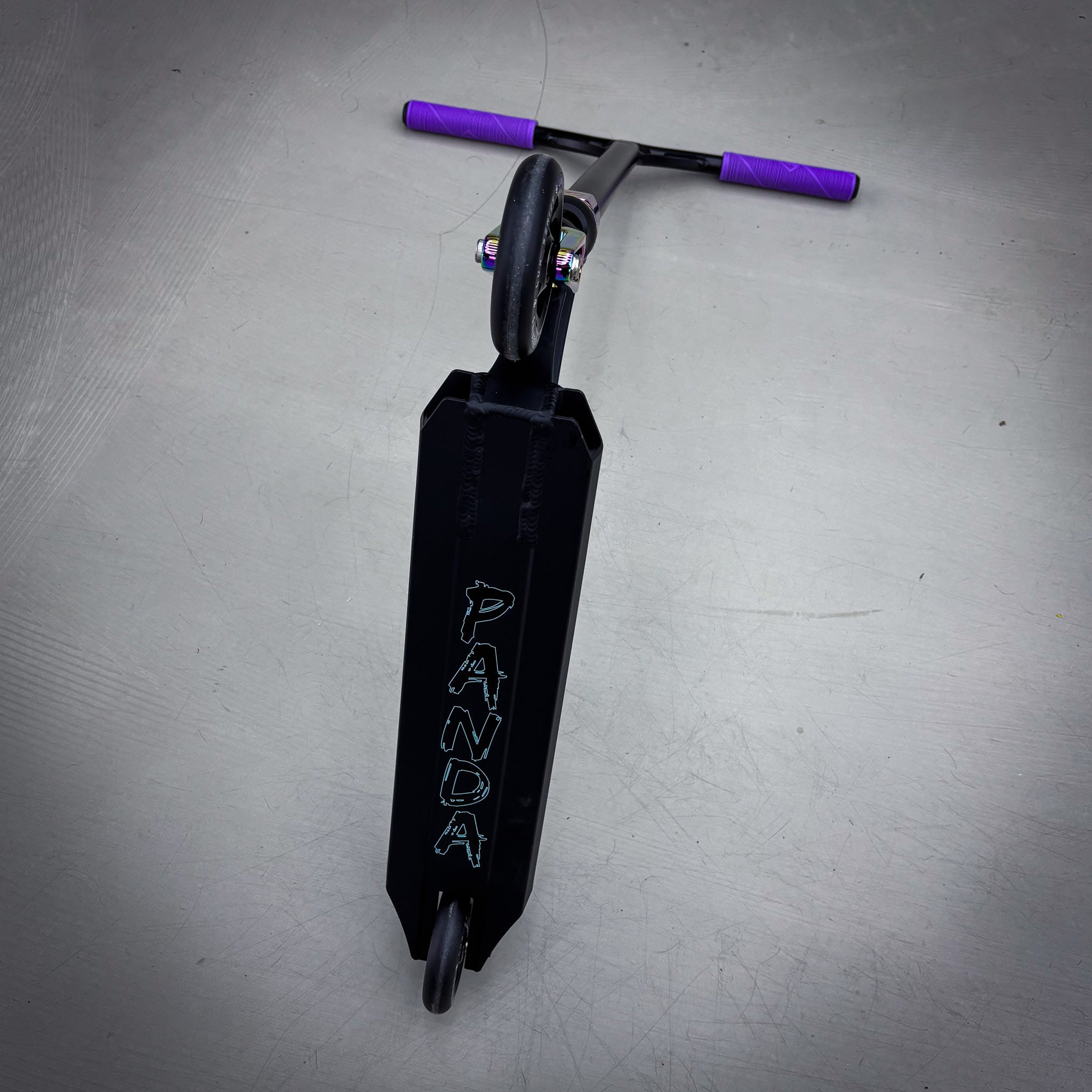 Striker Panda Freestyle Custom Build - Schwarz/Regenbogen-ScootWorld.de