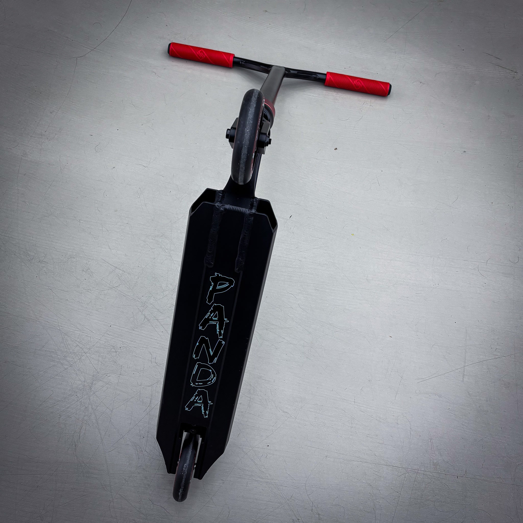 Striker Panda Freestyle Custom Build - Schwarz/Rot-ScootWorld.de