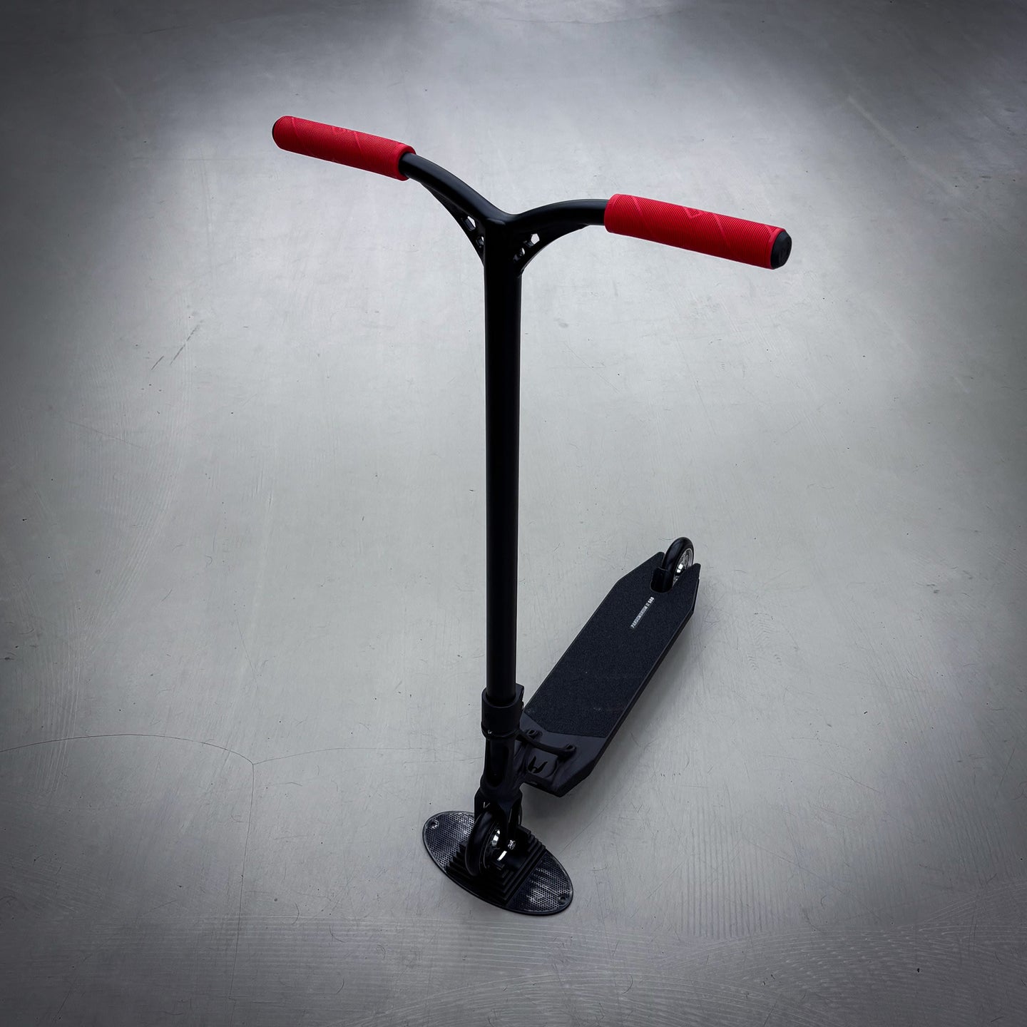 Striker Ethic Pandemonium Custom Build - Black/Red-ScootWorld.de