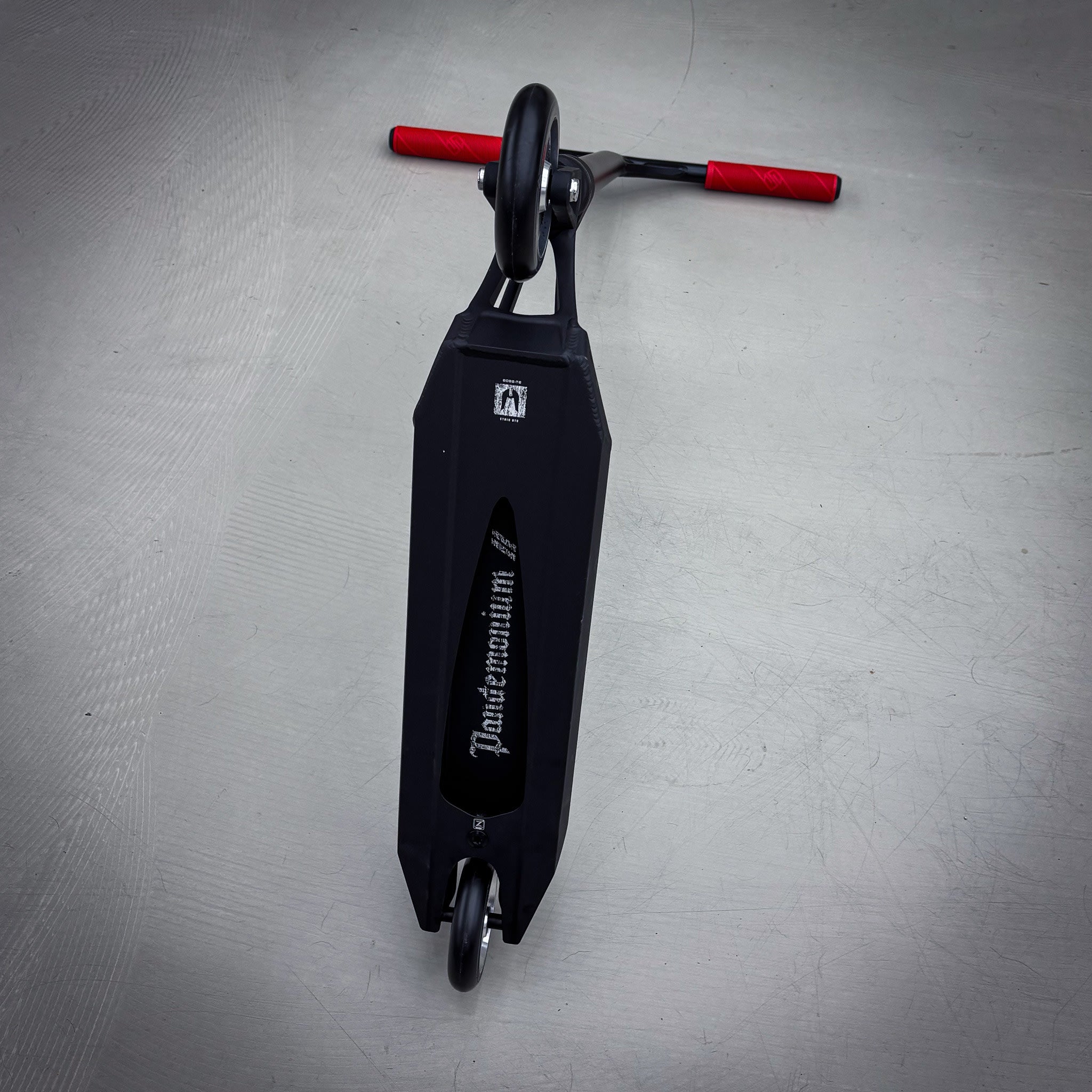 Striker Ethic Pandemonium Custom Build - Schwarz/Rot-ScootWorld.de