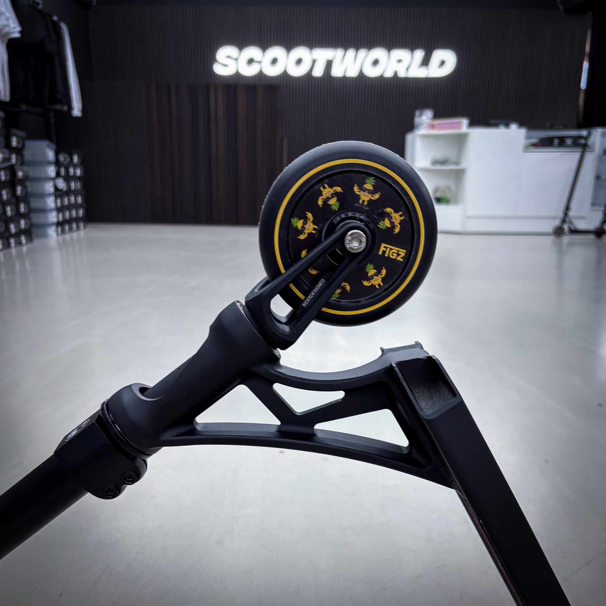 Striker Panda Custom Build - Schwarz/Rot-ScootWorld.de
