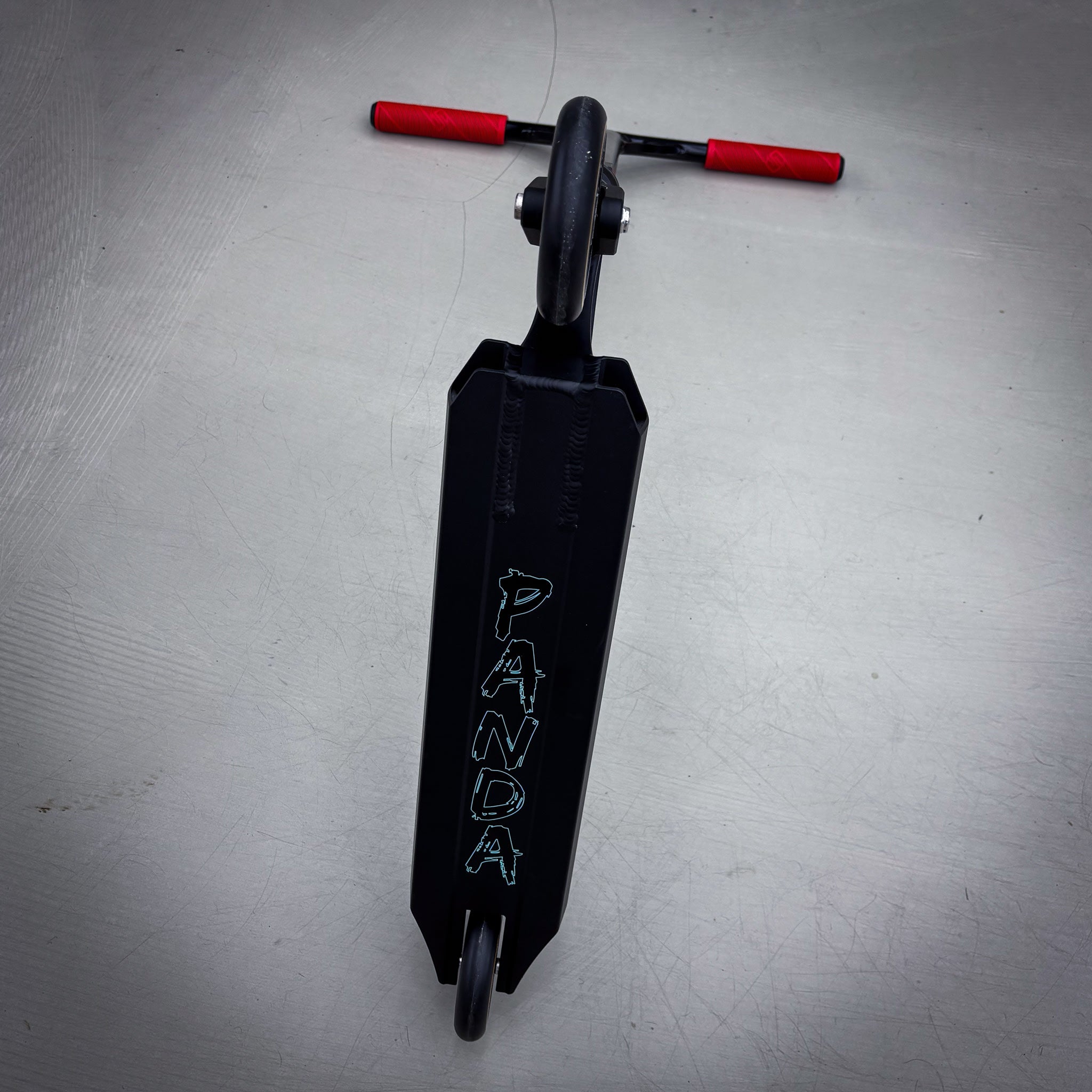 Striker Panda Custom Build - Schwarz/Rot-ScootWorld.de