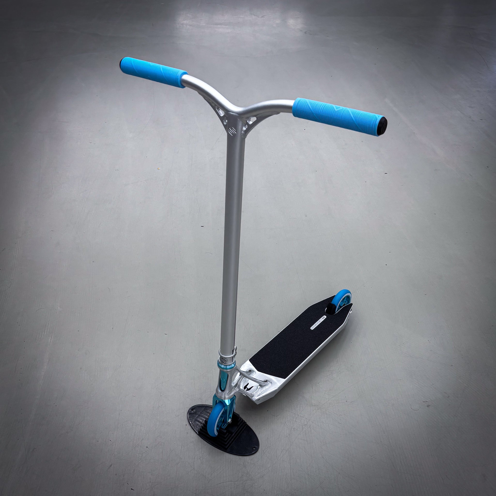 Striker Ethic 500mm Silver Teal Custom Build - Silver/Teal-ScootWorld.de