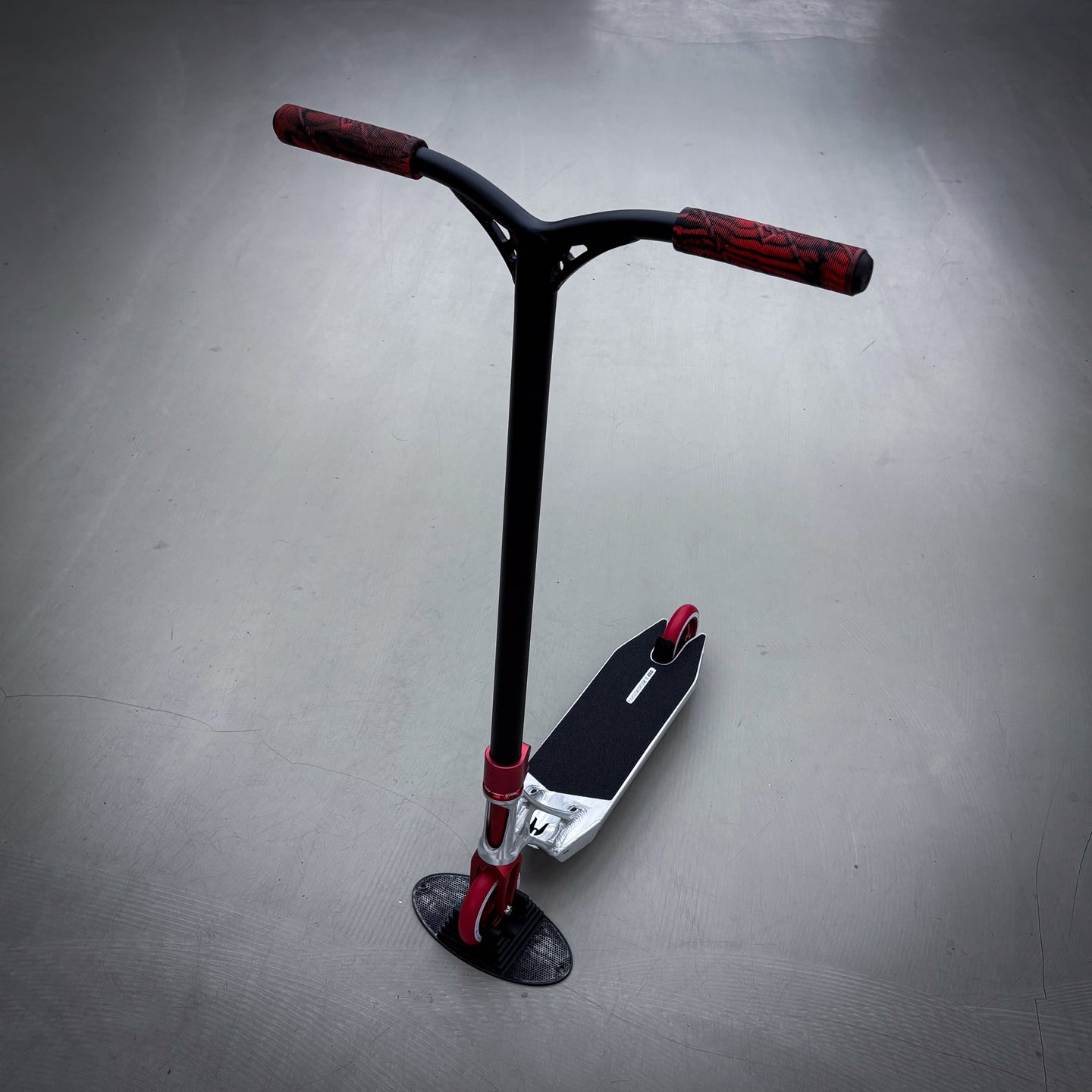 Striker Ethic Silver/Red 460 Custom Build - Silver/Red-ScootWorld.de