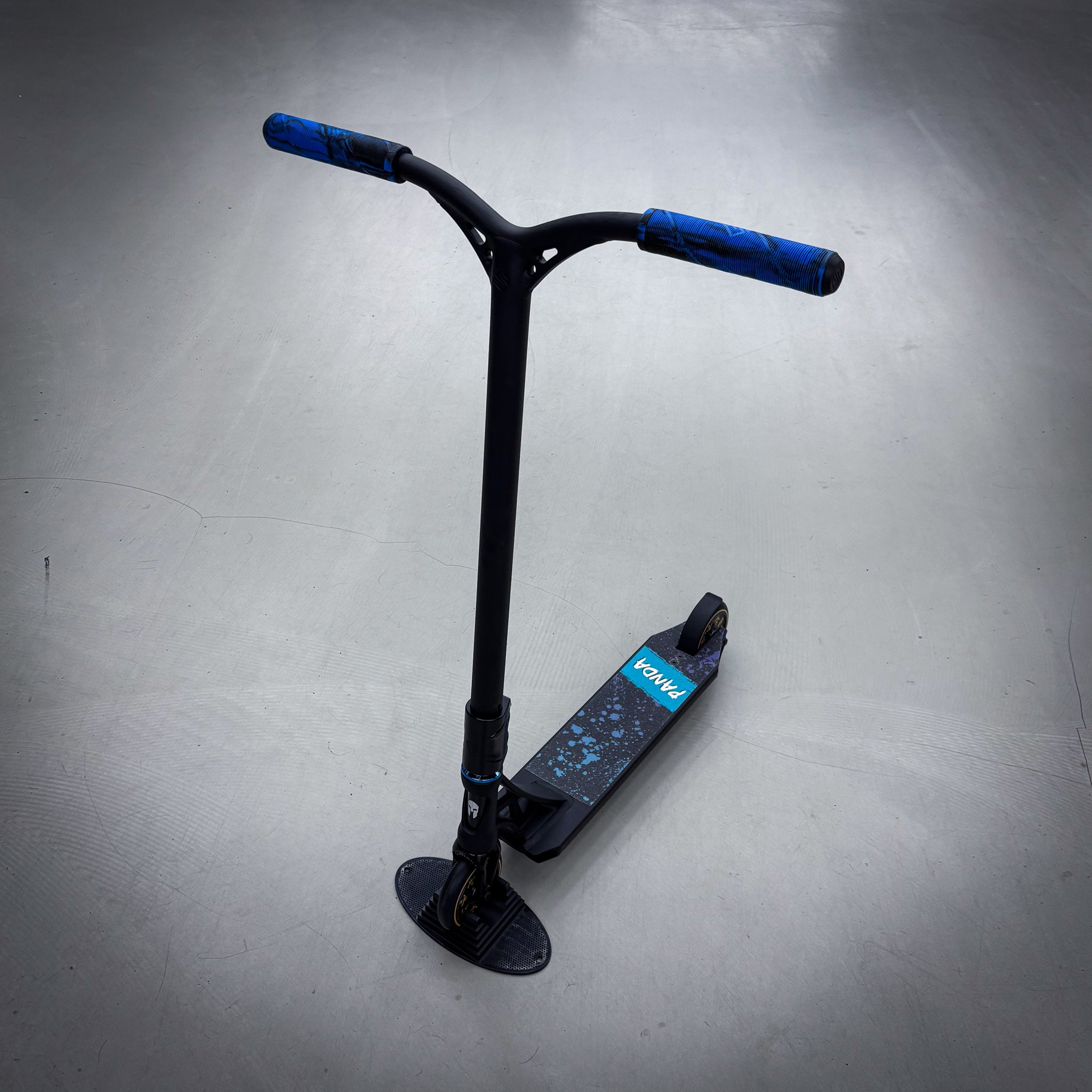 Striker Panda Custom Stunt Scooter - Schwarz/Blau-ScootWorld.de