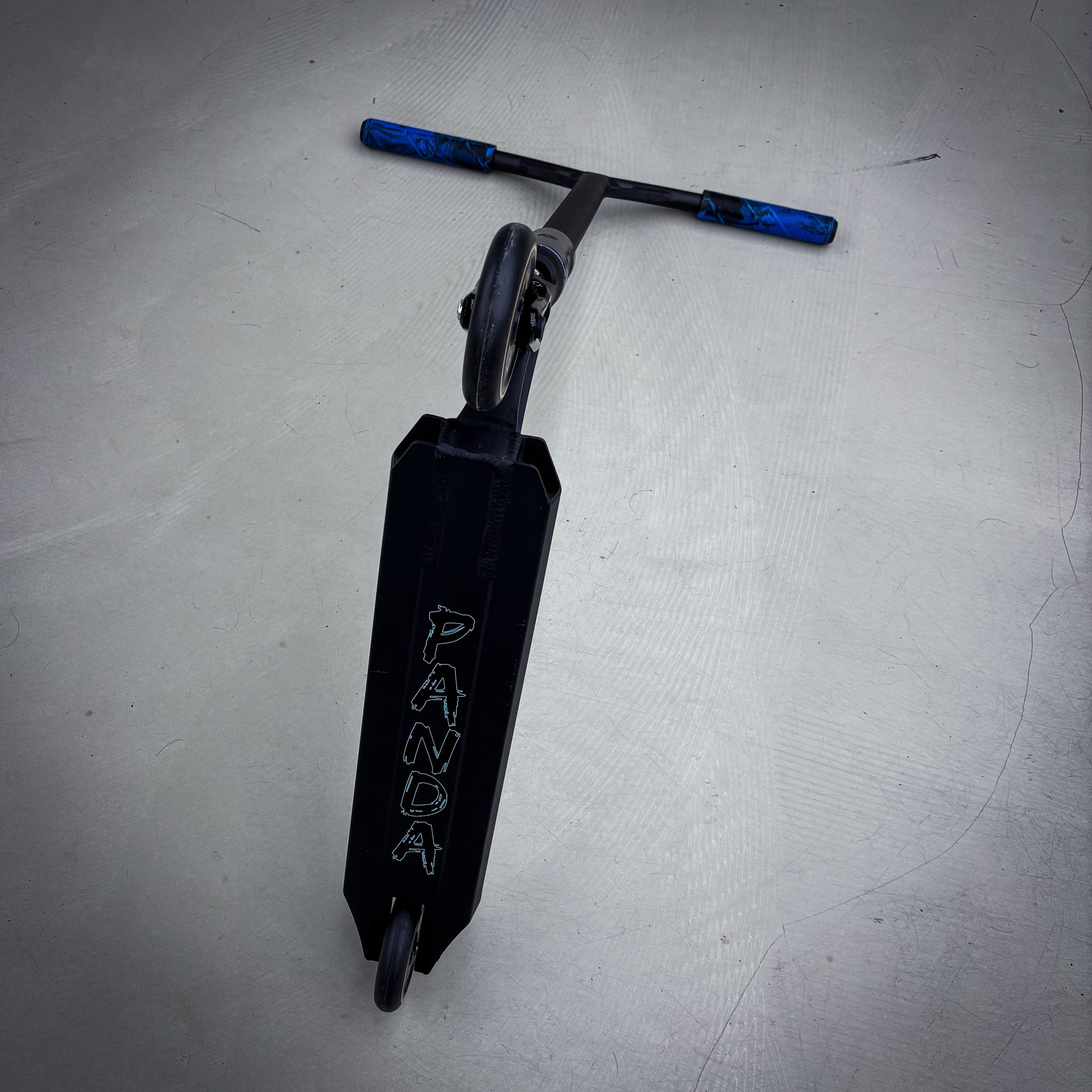 Striker Panda Custom Stunt Scooter - Schwarz/Blau-ScootWorld.de