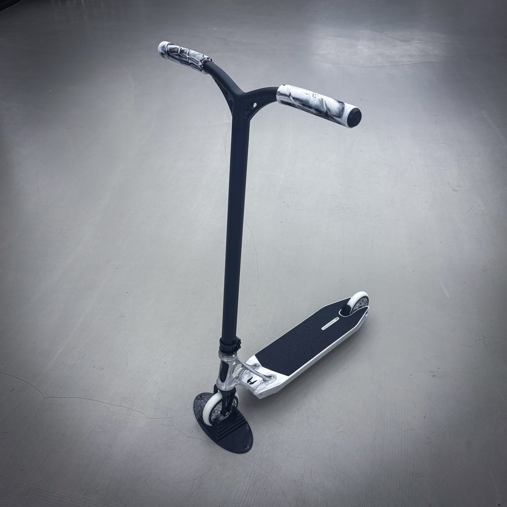 Striker Ethic Silver Custom Stunt Scooter - Silber/Schwarz-ScootWorld.de