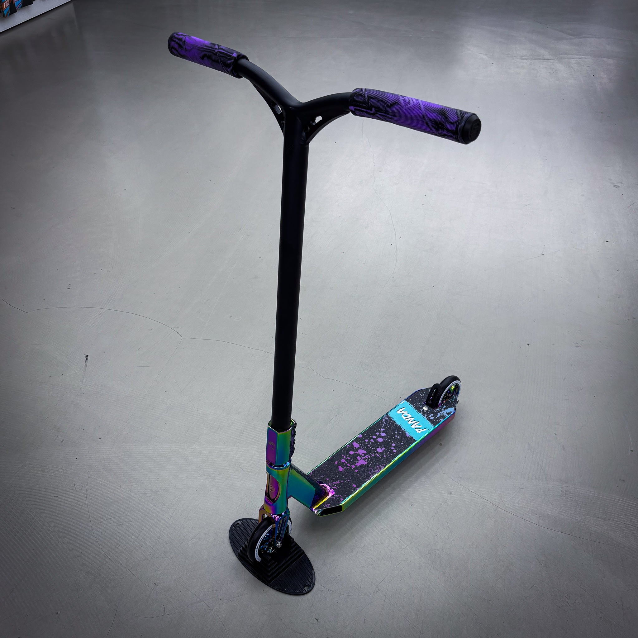Striker Panda Rainbow Custom Stunt Scooter - Regenbogen/Schwarz-ScootWorld.de