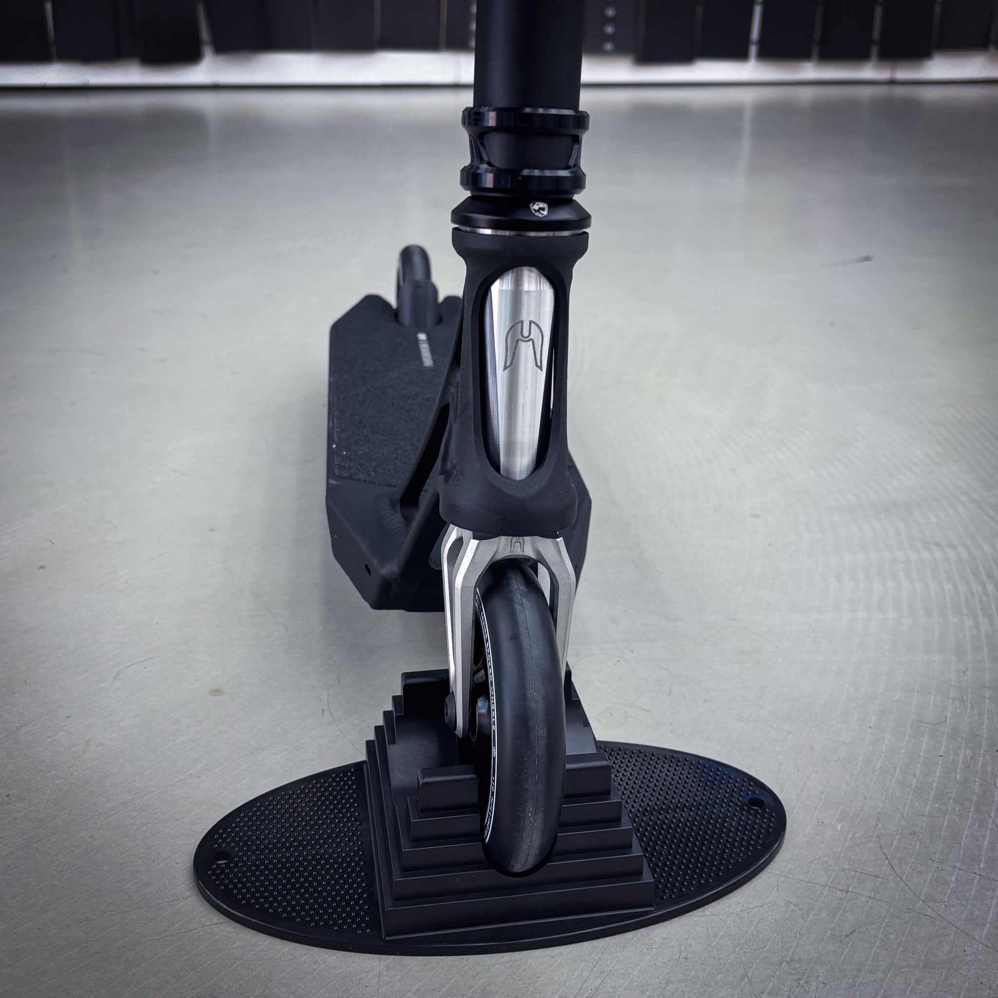 Striker Ethic Black Custom Scooter - Schwarz-ScootWorld.de