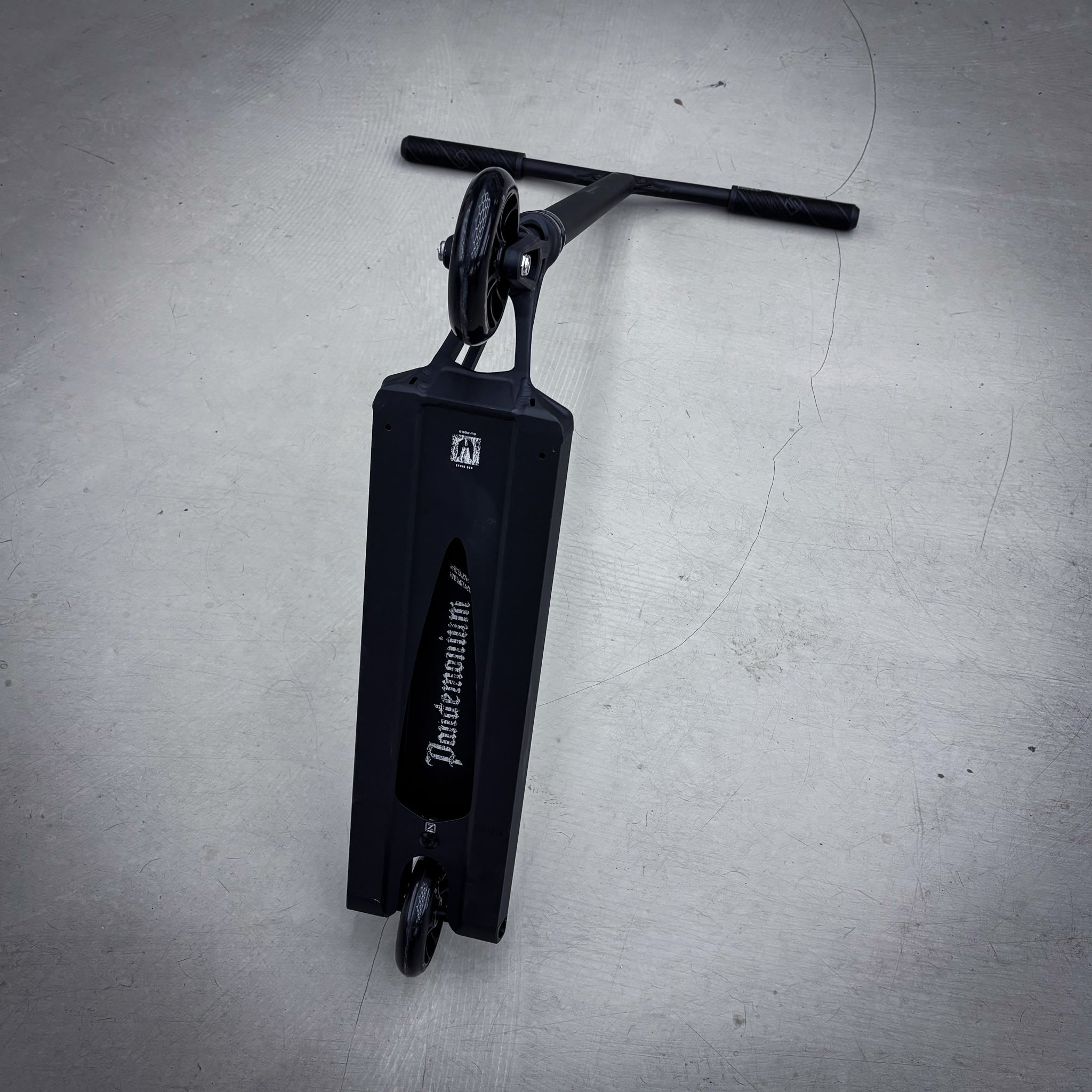 Striker Pande Boxed Black Custom Stunt Scooter - Schwarz-ScootWorld.de