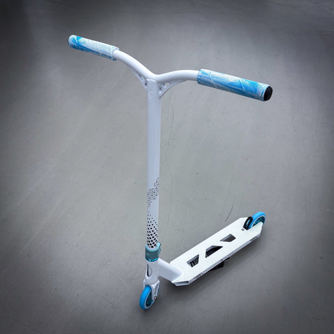 Striker Lux V2 White/Teal Custom Stunt Scooter - Weiß/Türkis
