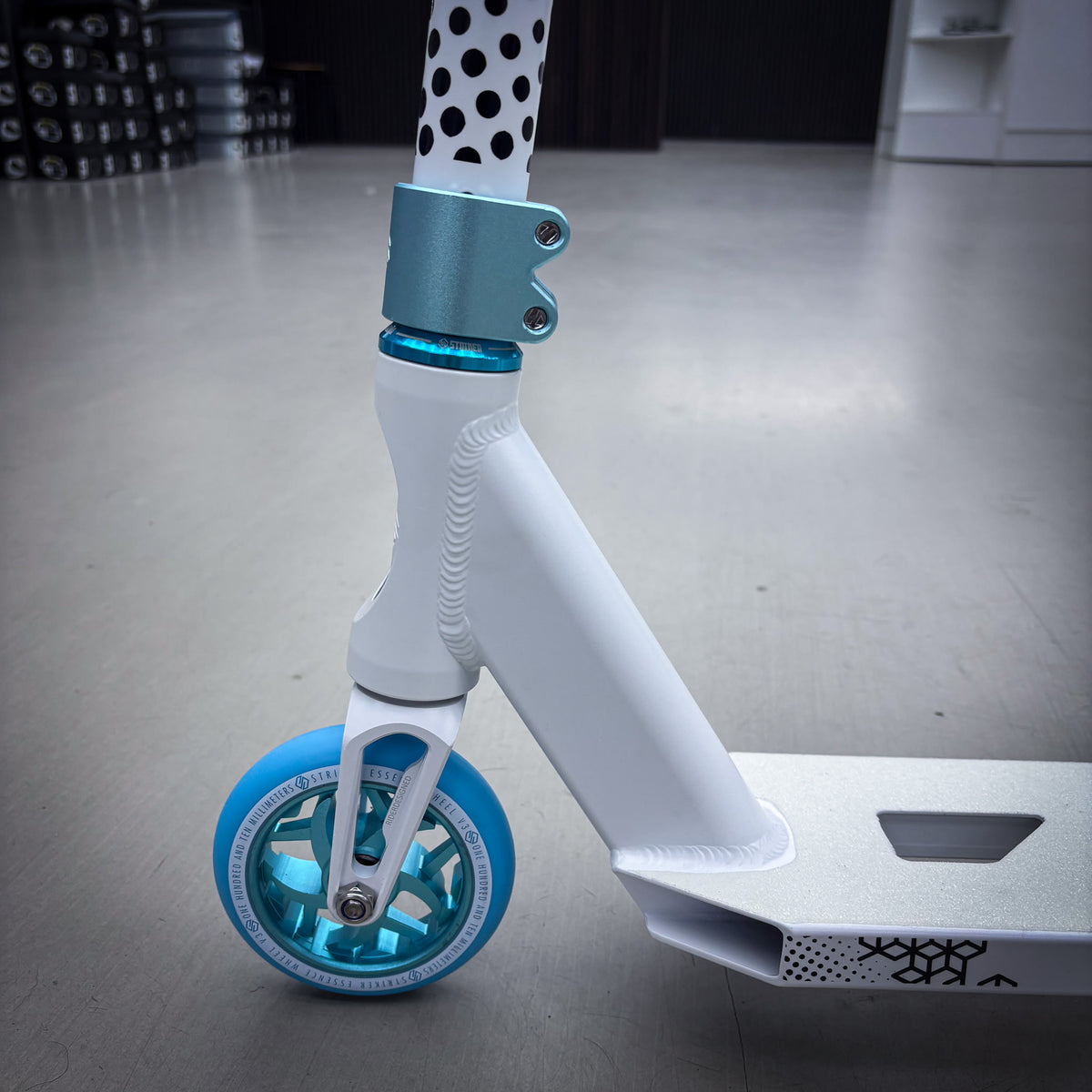 Striker Lux V2 White/Teal Custom Stunt Scooter - Weiß/Türkis