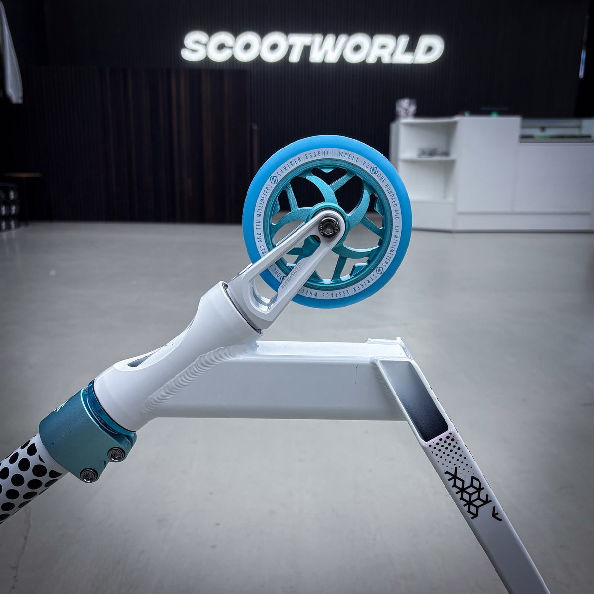 Striker Lux V2 White/Teal Custom Stunt Scooter - Weiß/Türkis