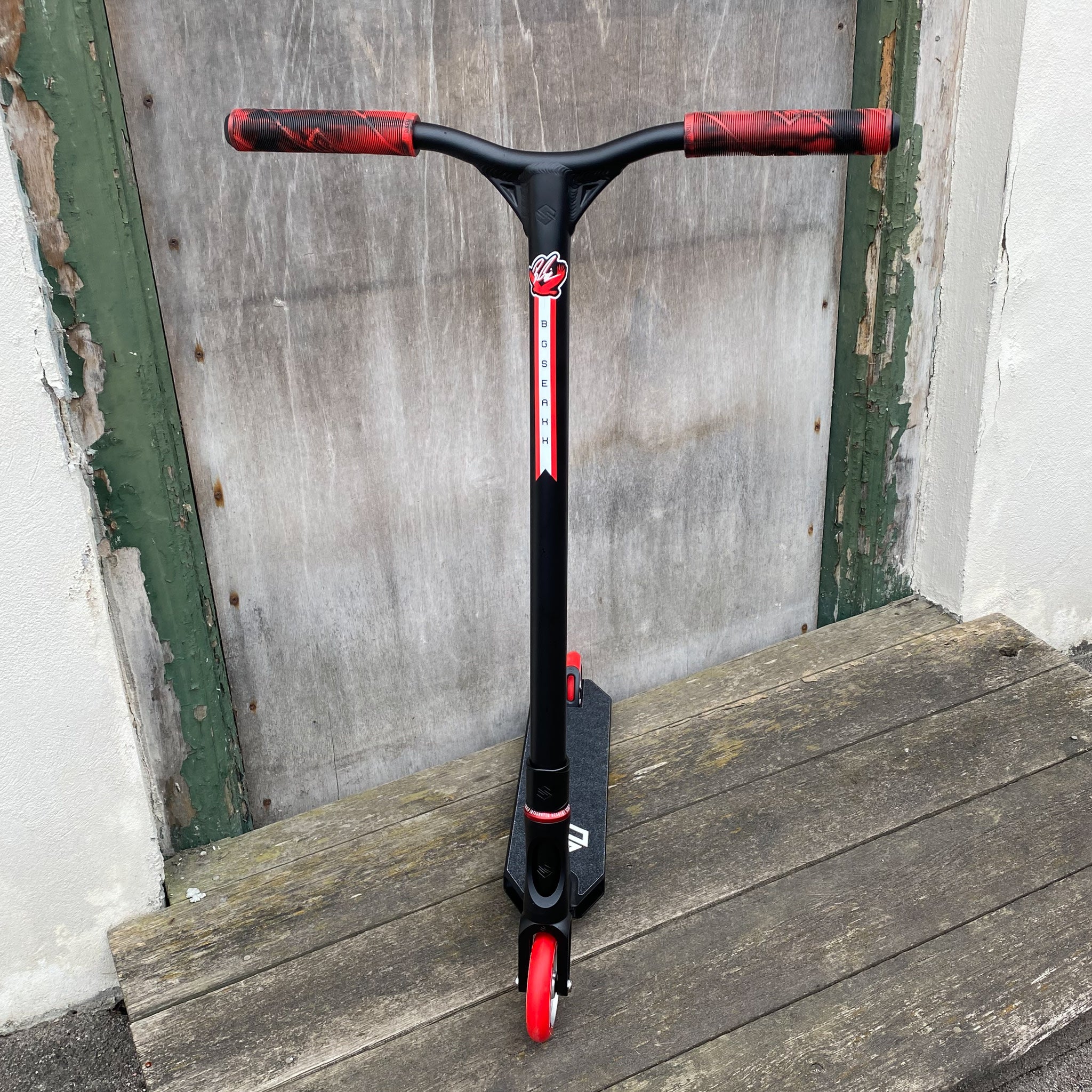 Striker Red & Black Custom Build - Black/Red-ScootWorld.de